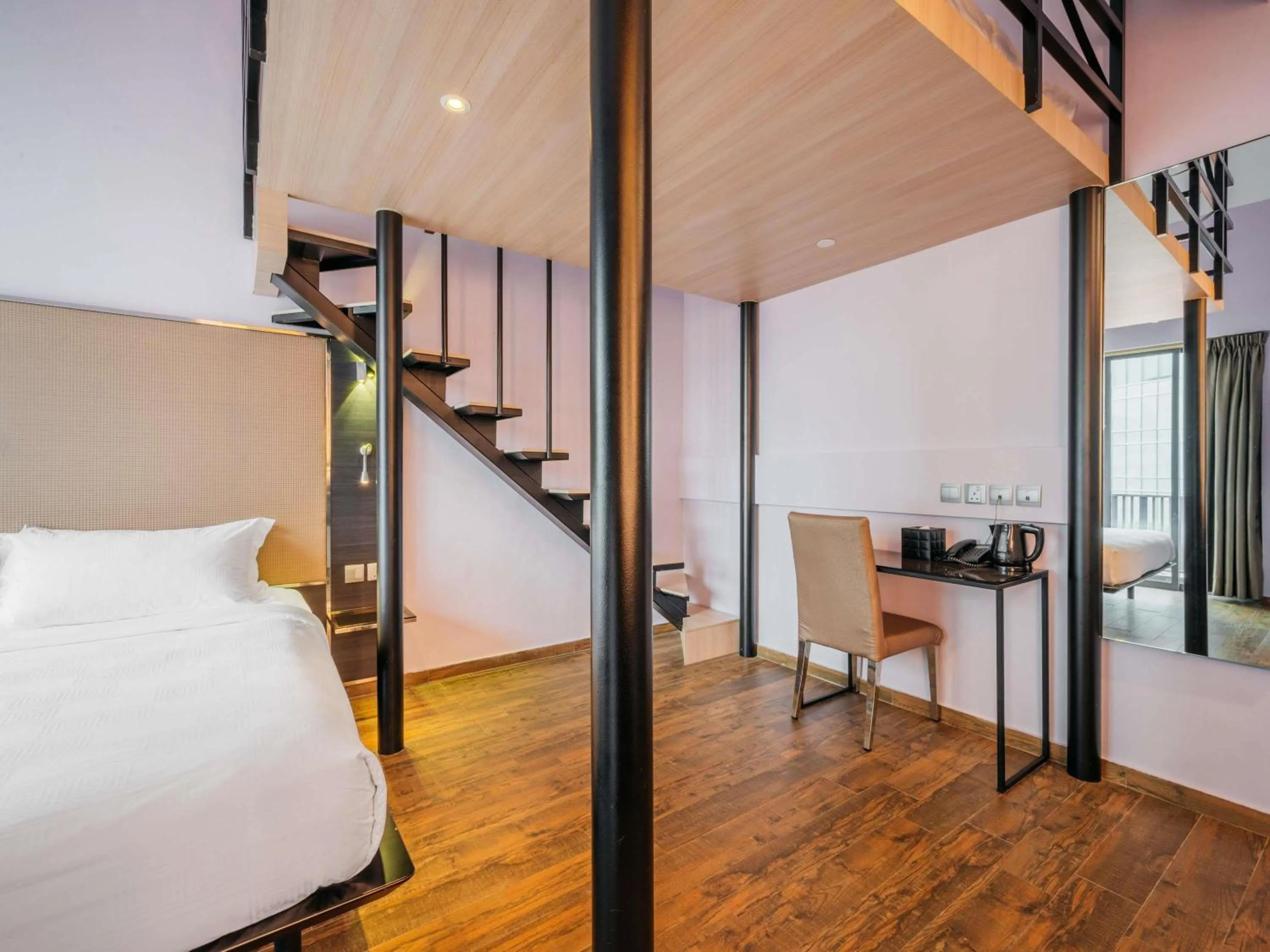 Bedroom, Bed in Mercure Singapore Tyrwhitt