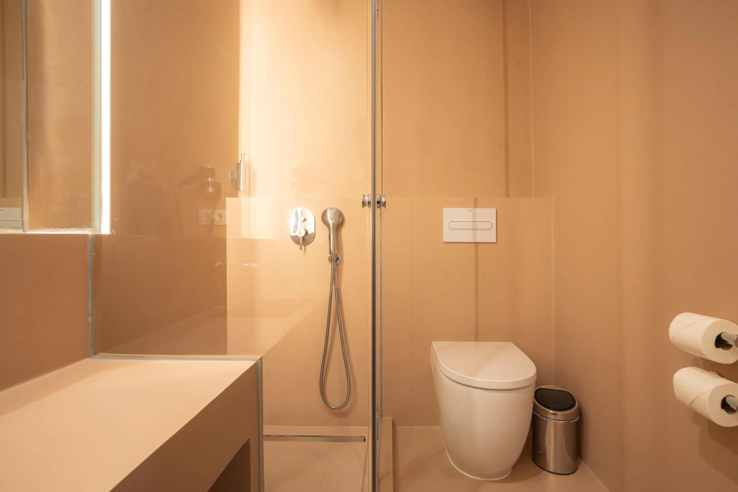 Shower in Hostal Sol y K
