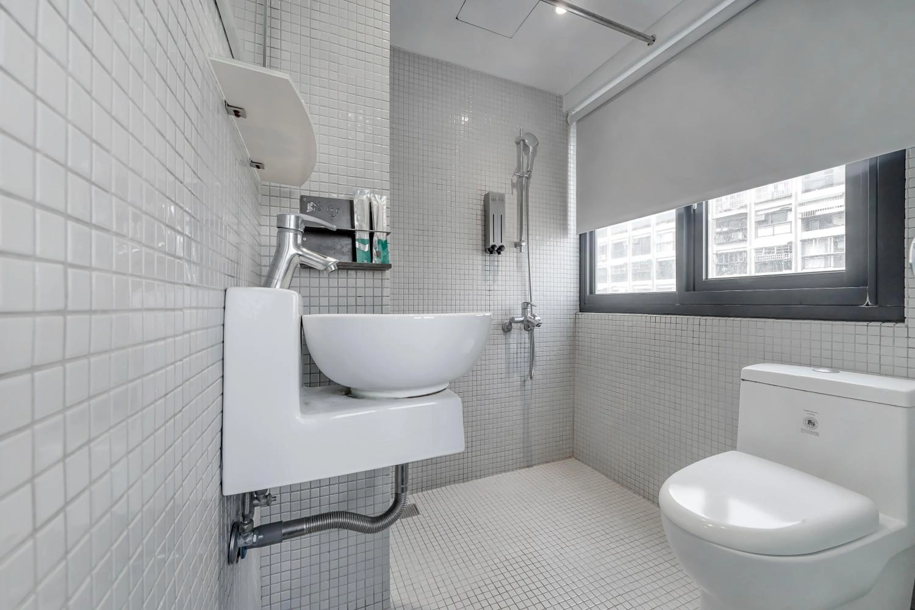 Shower in CHECK inn Express Kaohsiung Love River