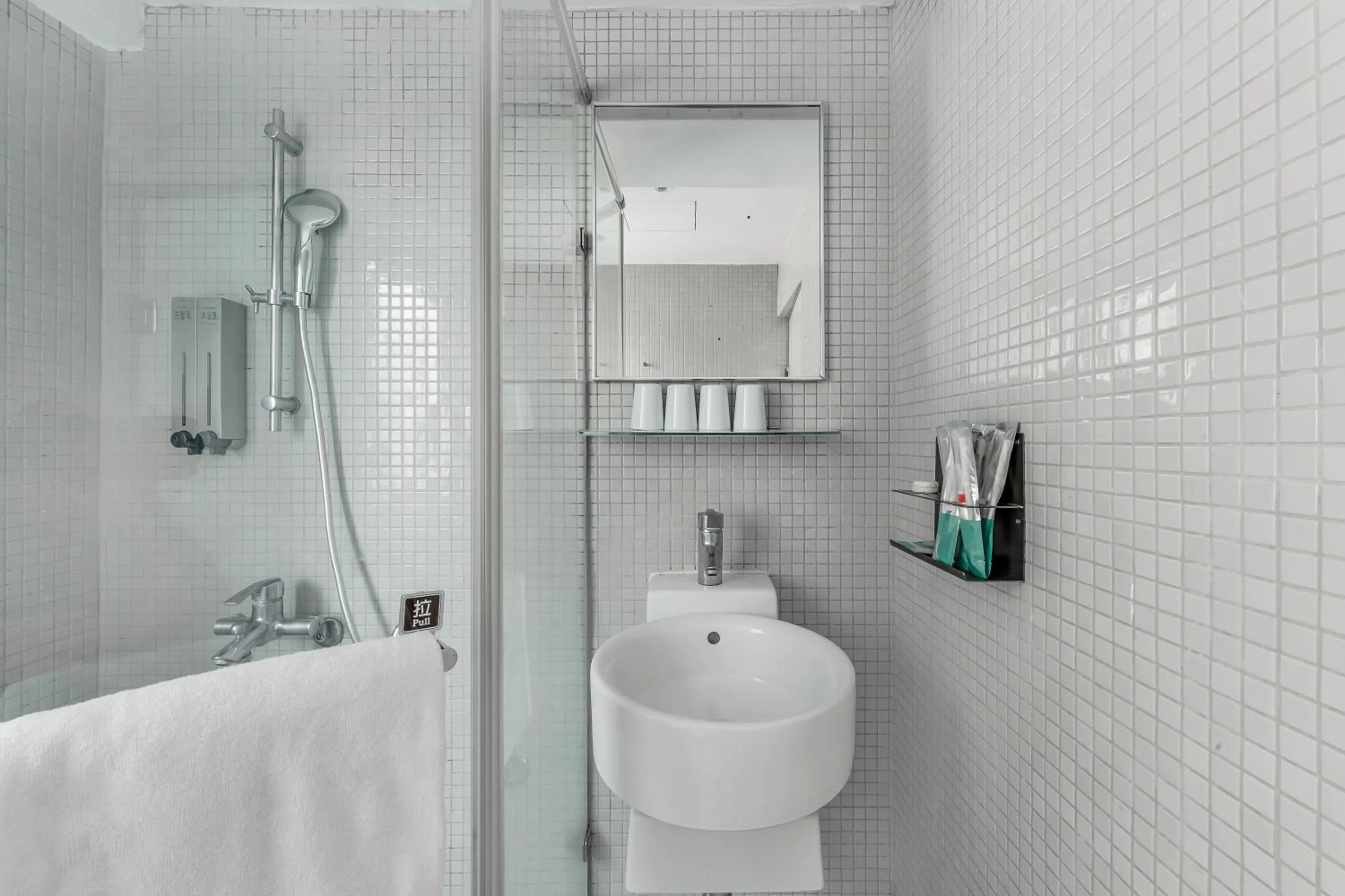 Shower in CHECK inn Express Kaohsiung Love River