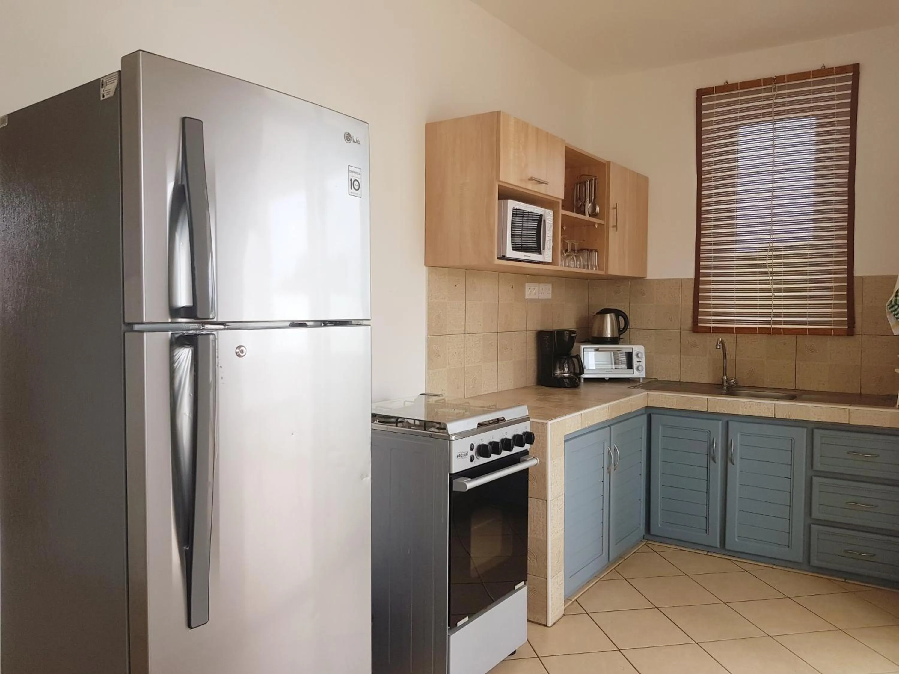 Kitchen or kitchenette in La Perla Holiday Apartments