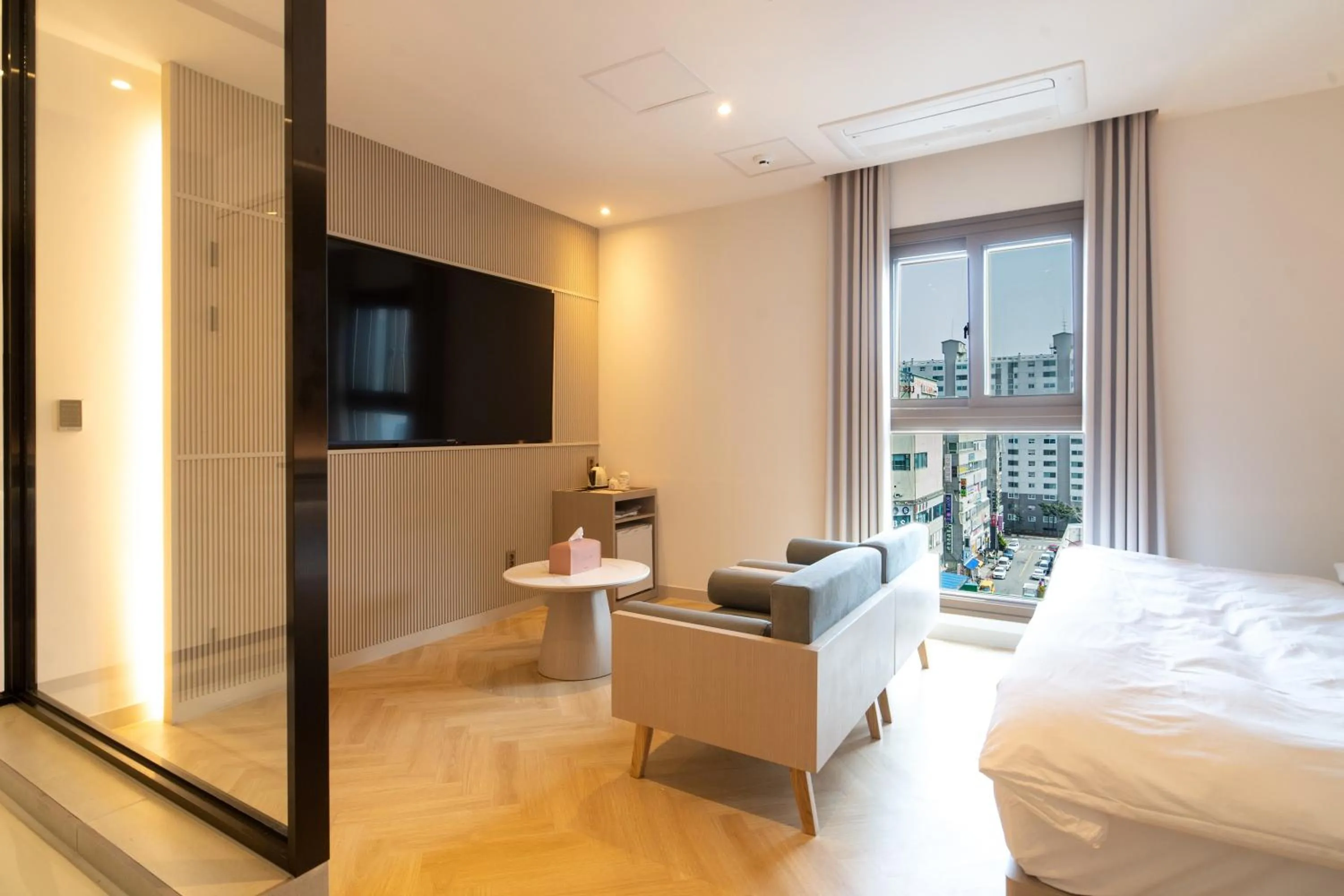 Photo of the whole room in '사용x' 클릭금지 Goyang Hotel Yuji