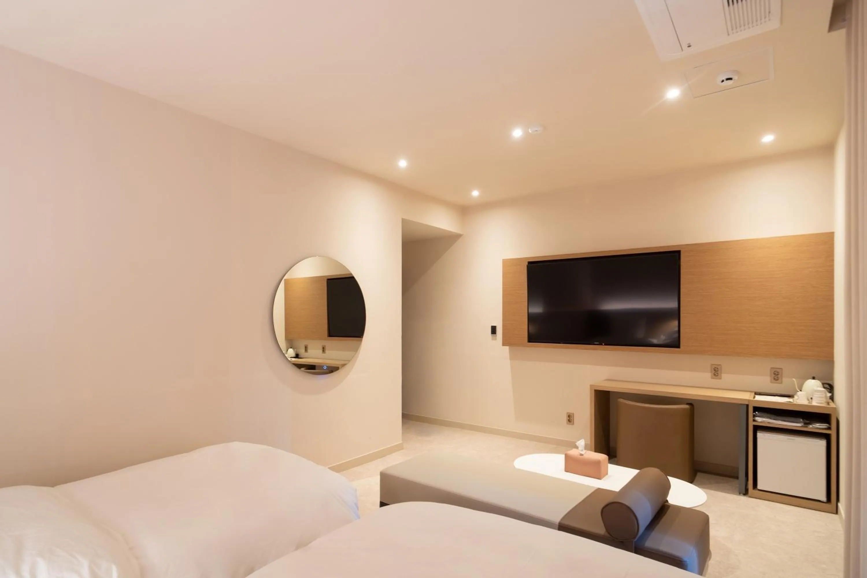 Photo of the whole room in '사용x' 클릭금지 Goyang Hotel Yuji