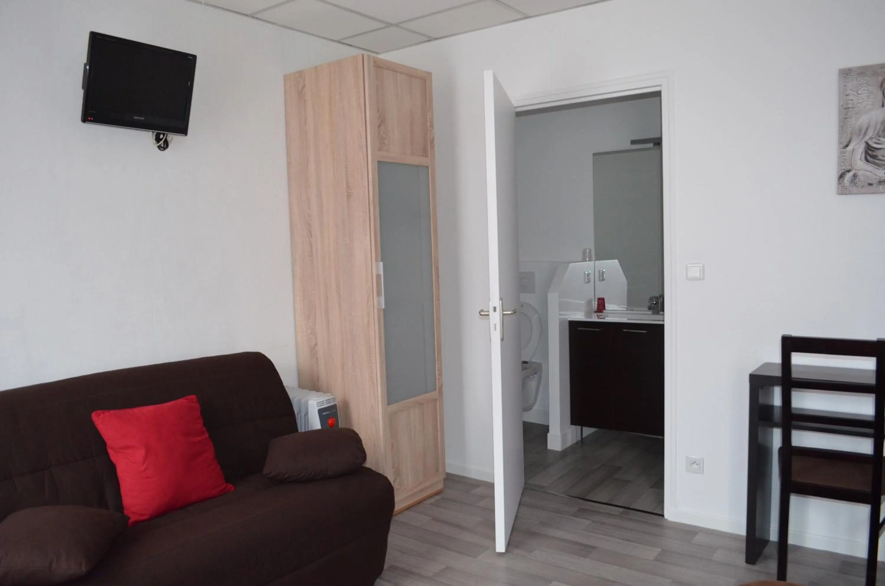 TV and multimedia in Hôtel de La Croix de Malte