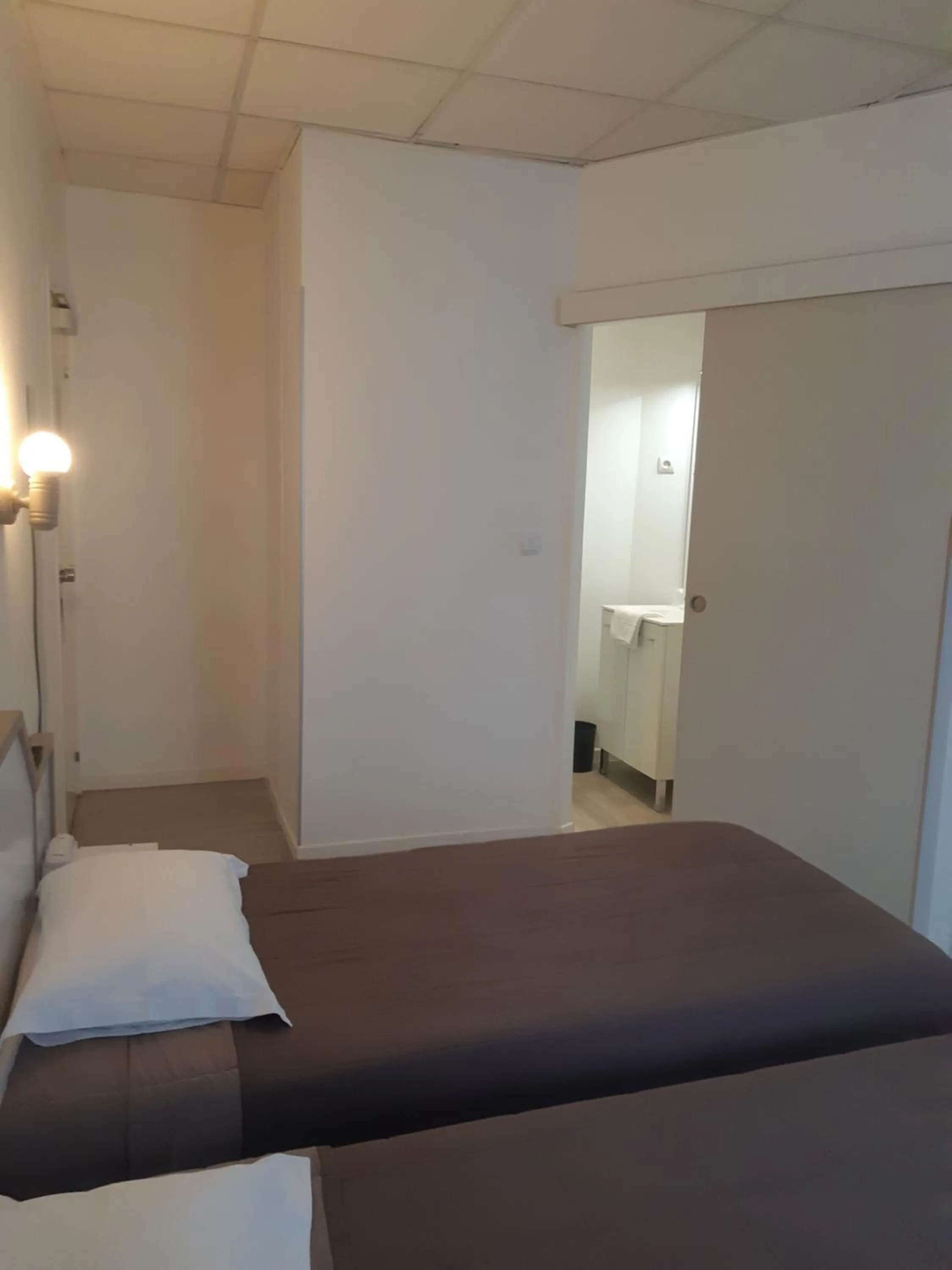 Bed in Hôtel de La Croix de Malte