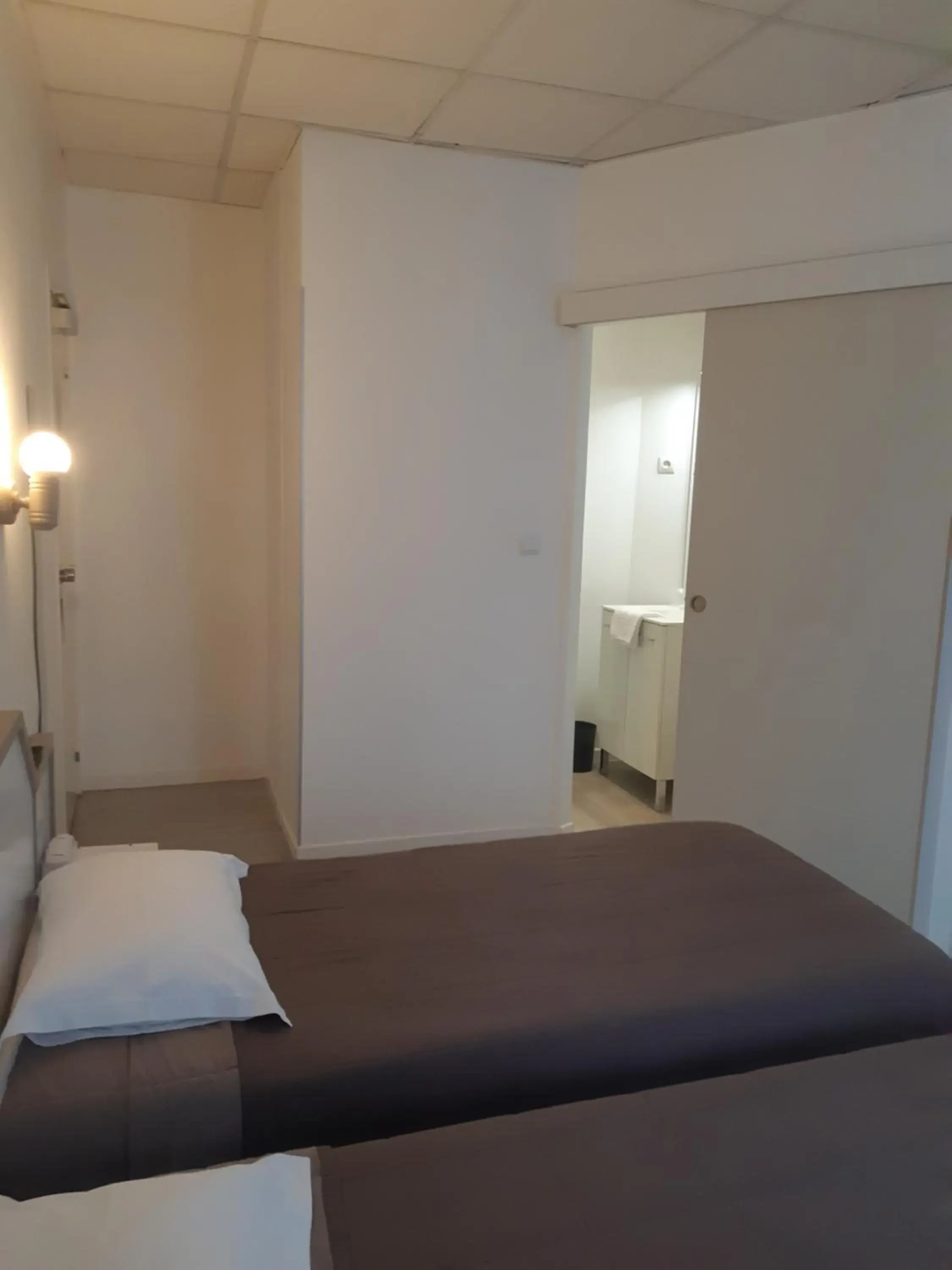 Twin Room in Hôtel de La Croix de Malte Twin Room in Hôtel de La Croix de Malte