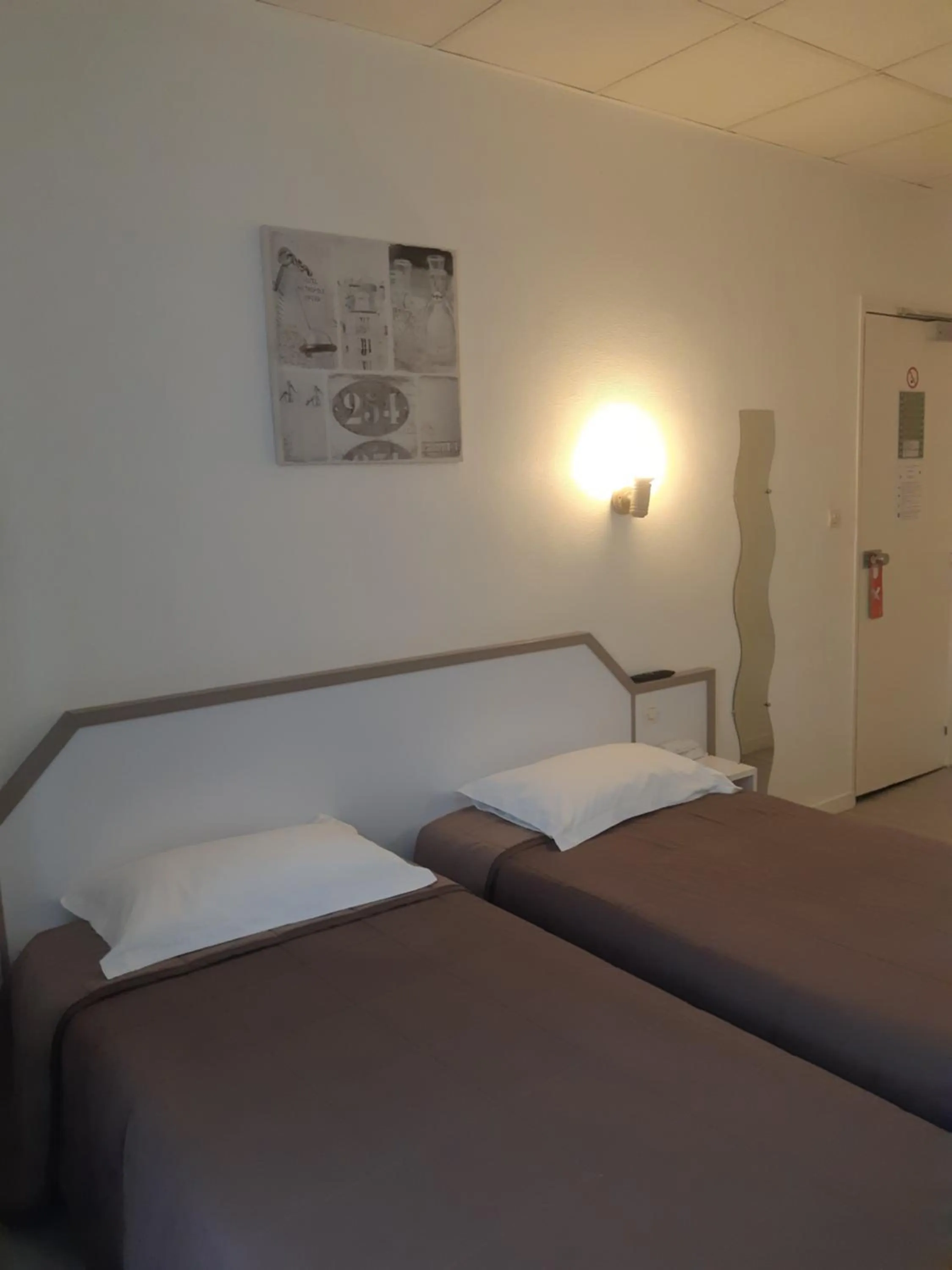 Bed in Hôtel de La Croix de Malte