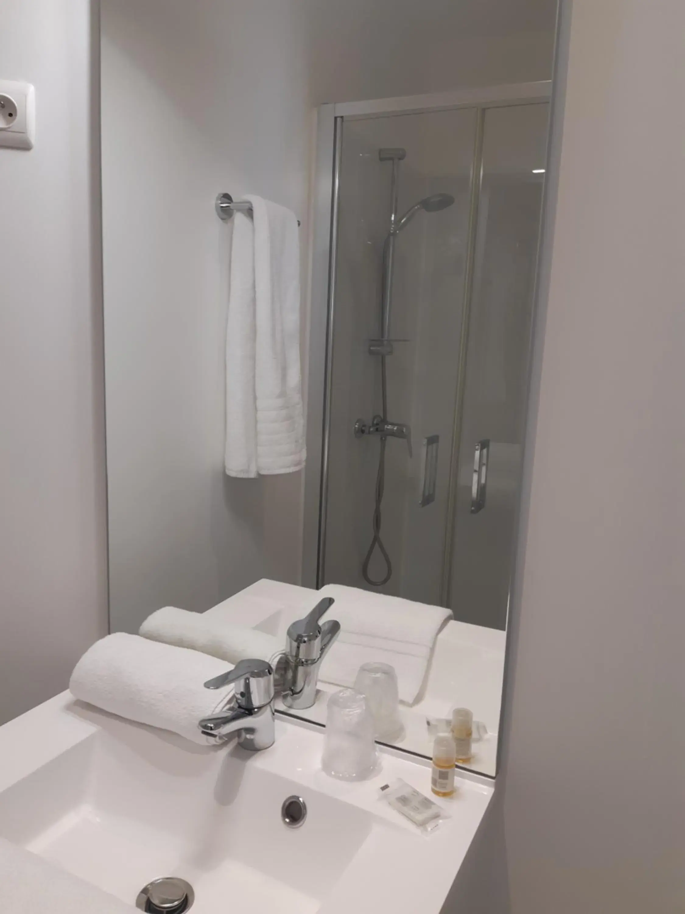 Twin Room in Hôtel de La Croix de Malte Twin Room in Hôtel de La Croix de Malte