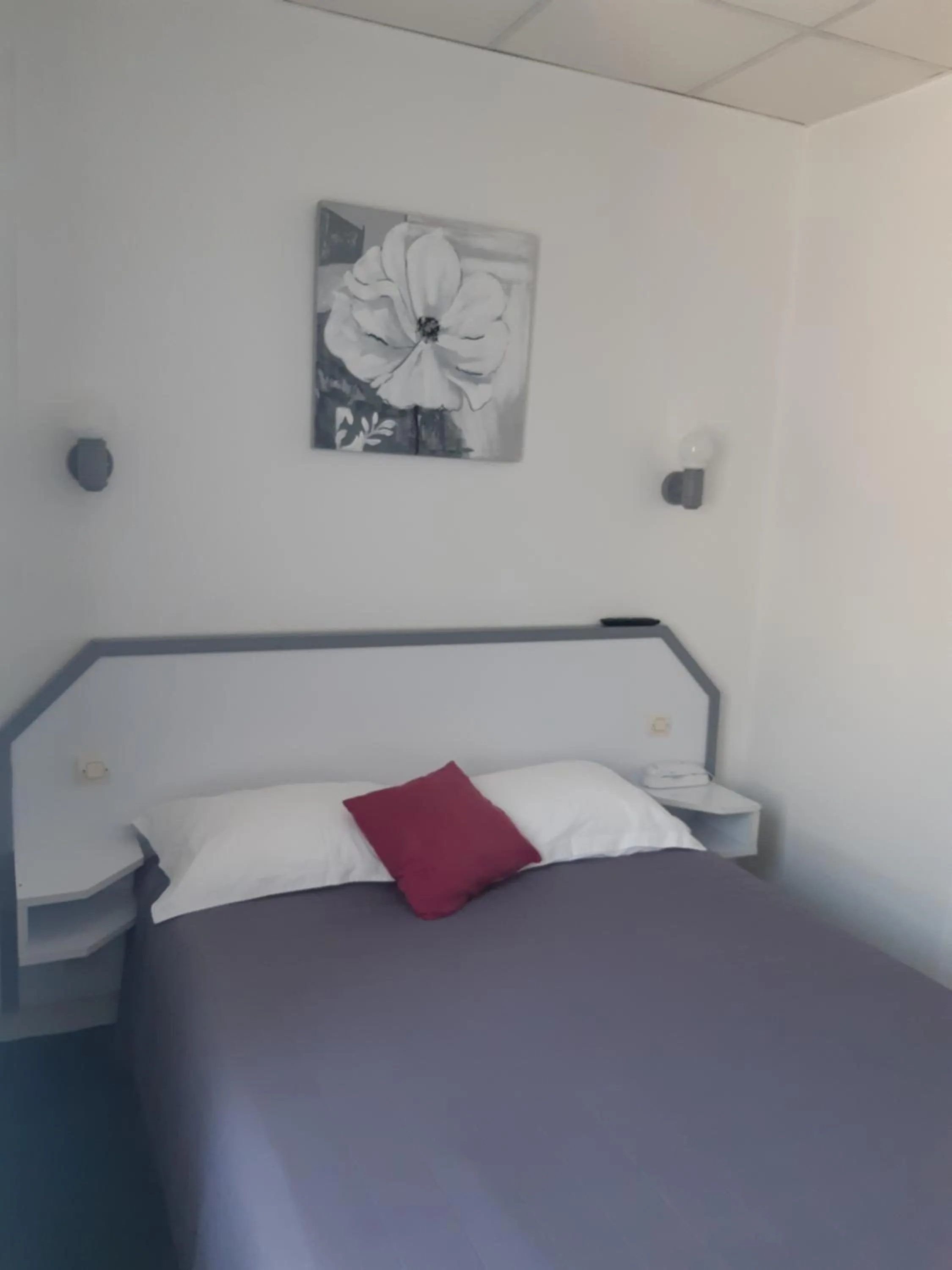 Bed in Hôtel de La Croix de Malte