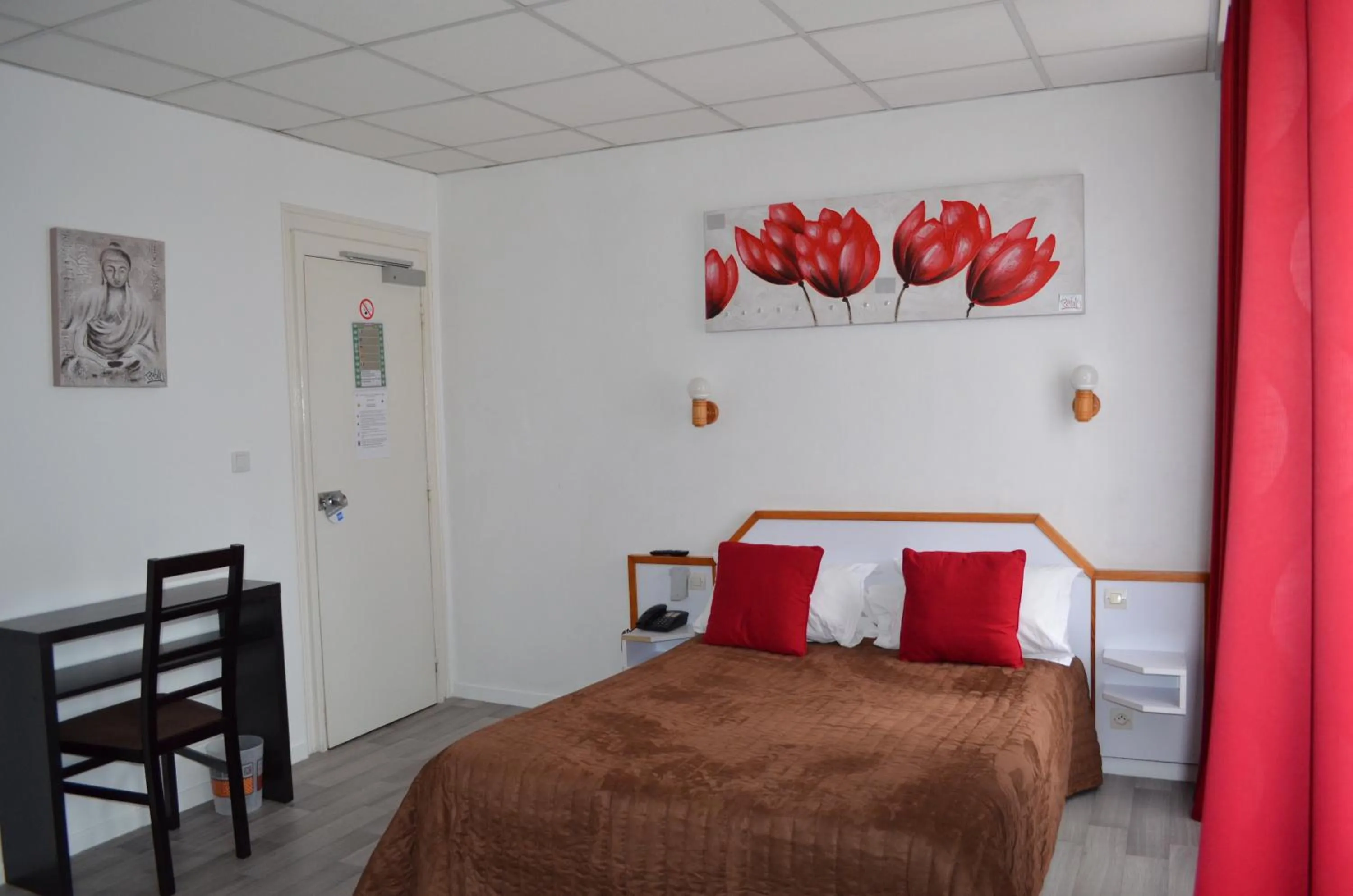 Bed in Hôtel de La Croix de Malte