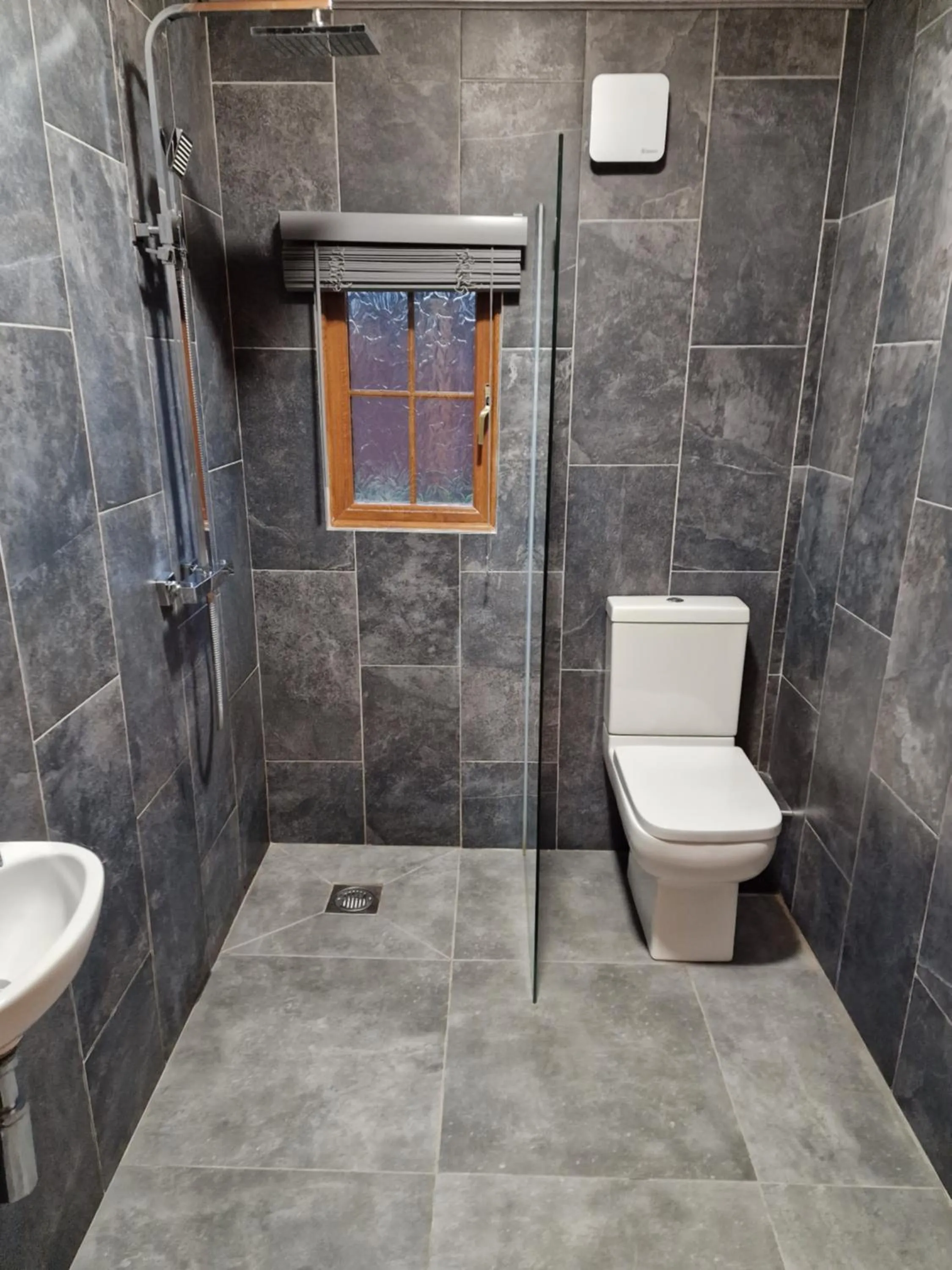 Shower in Wall Eden Farm - Luxury Log Cabins and Glamping