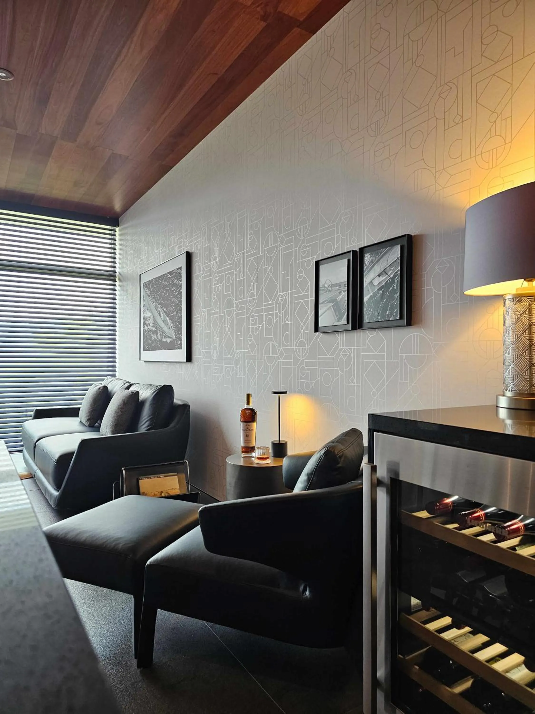 Living room in Kamo Residences by Reflections