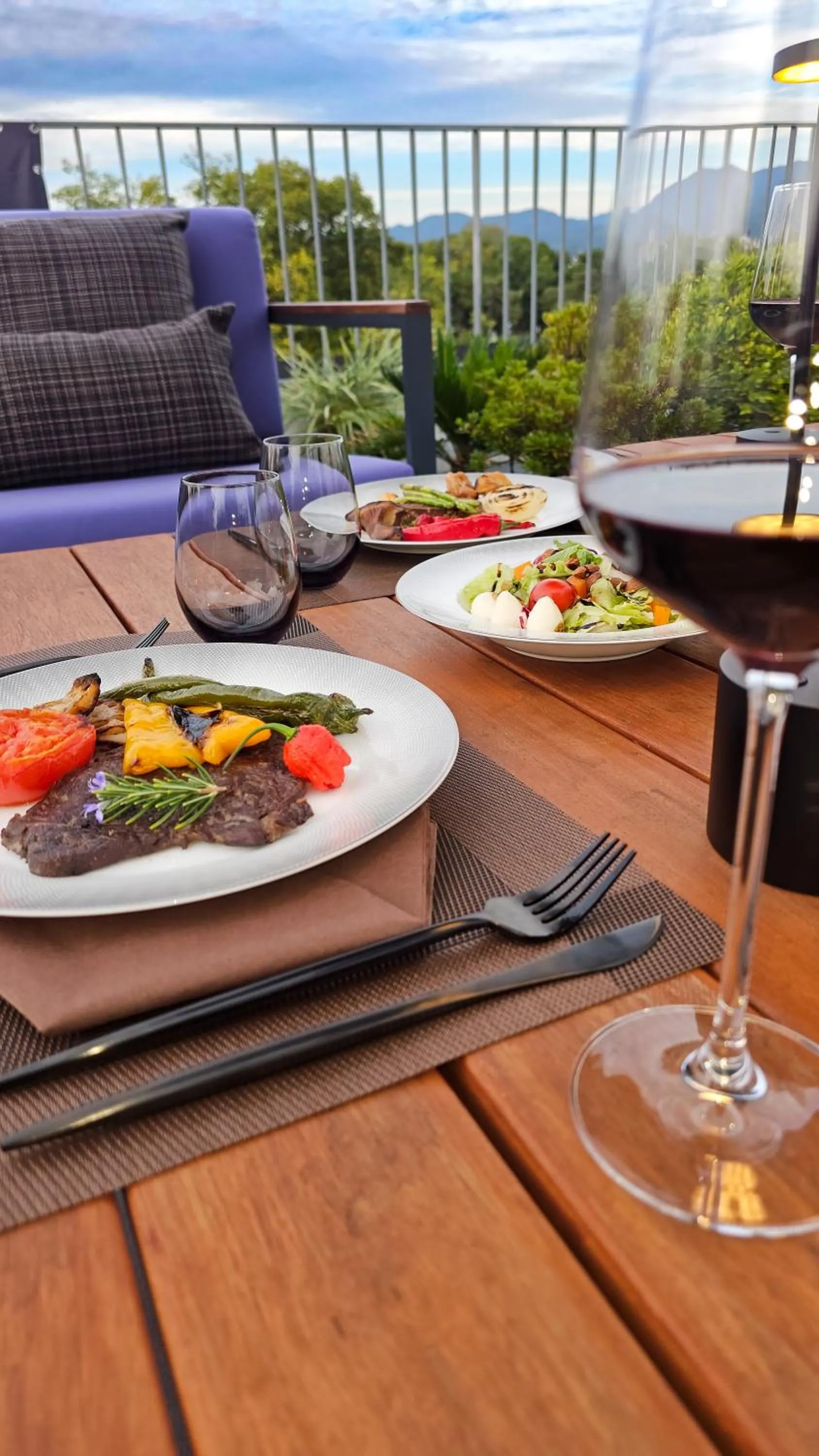 Restaurant/places to eat in Kamo Residences by Reflections