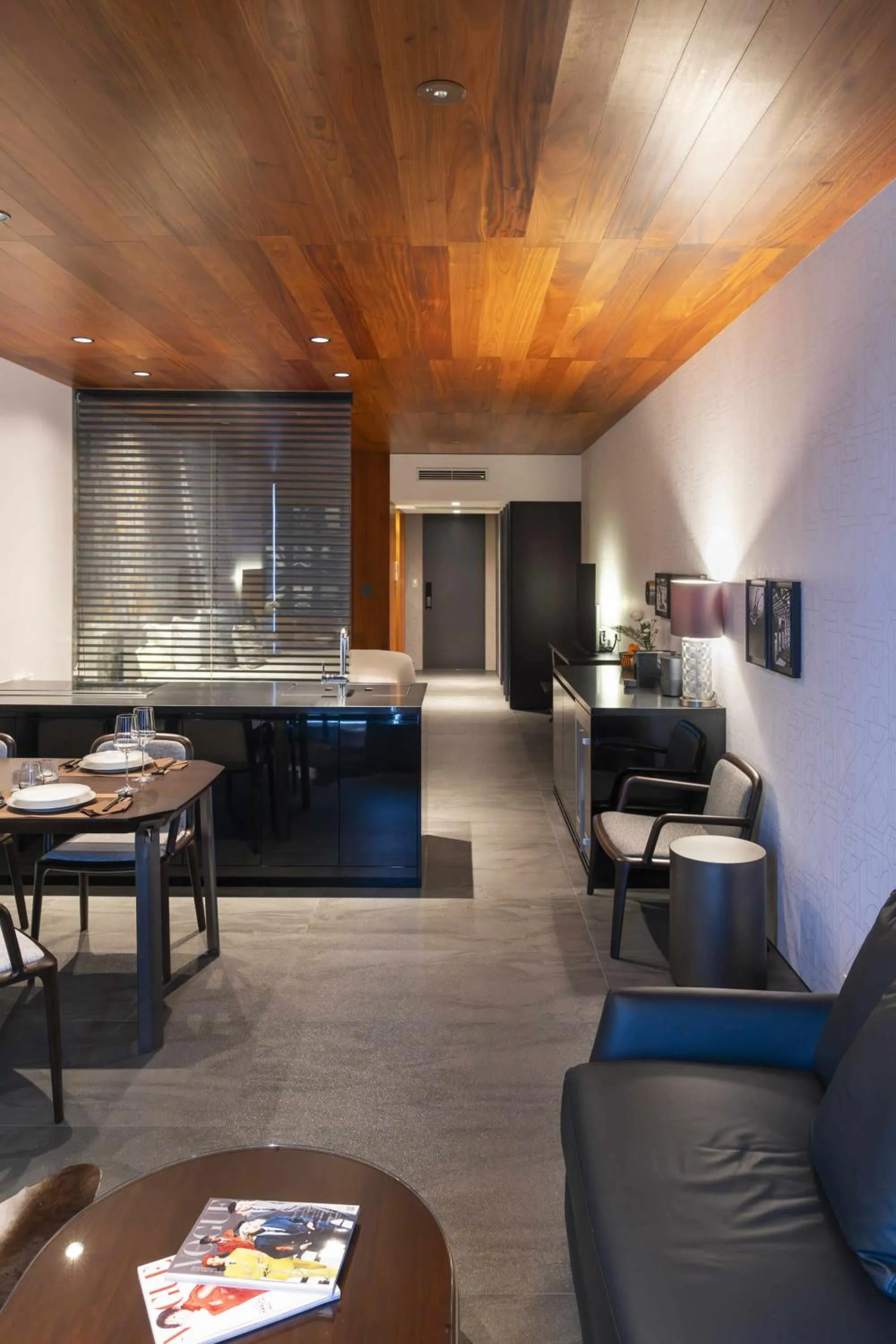 Living room in Kamo Residences by Reflections