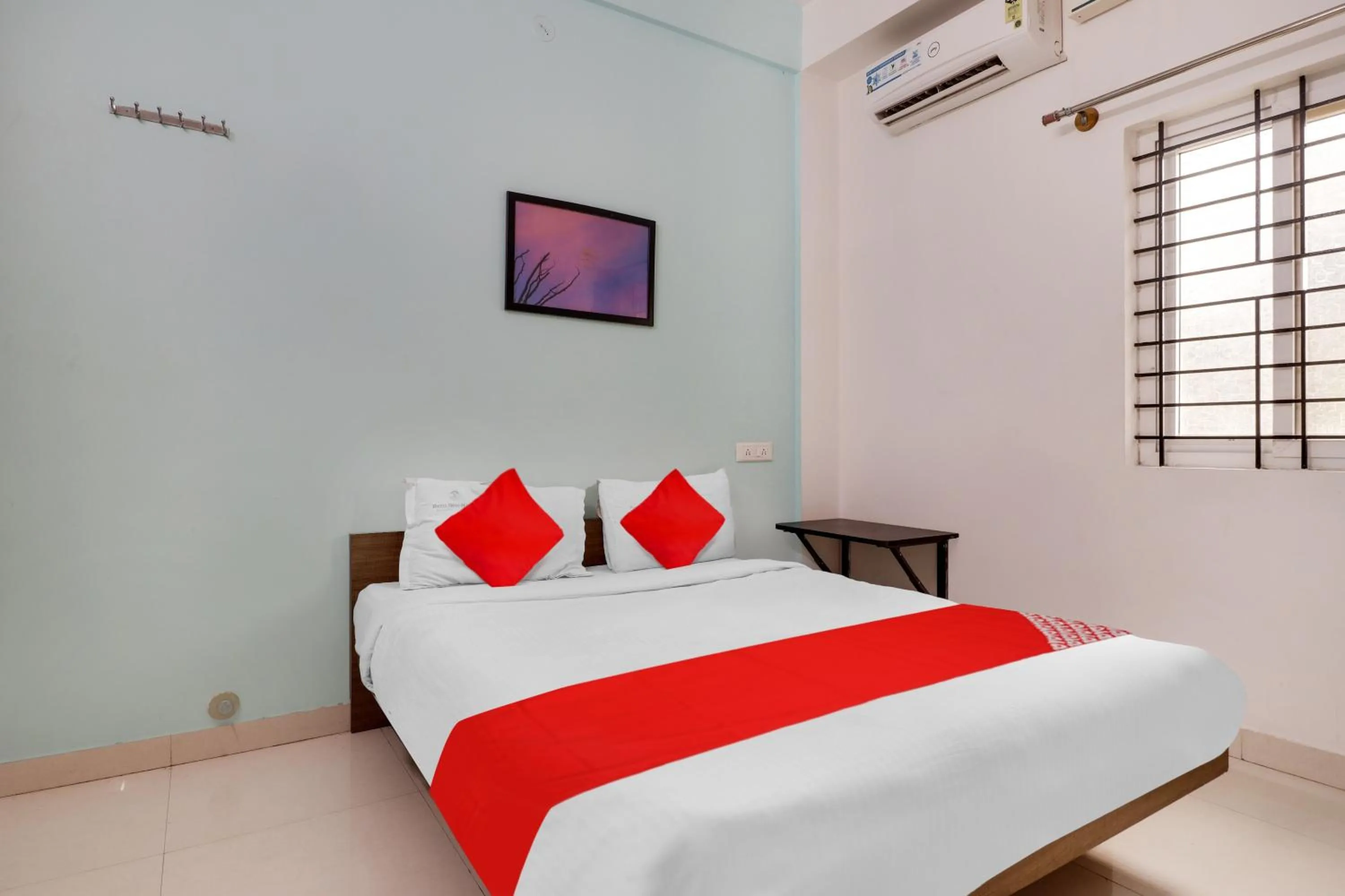 Facade/entrance, Bed in Hotel O New Grand Suites