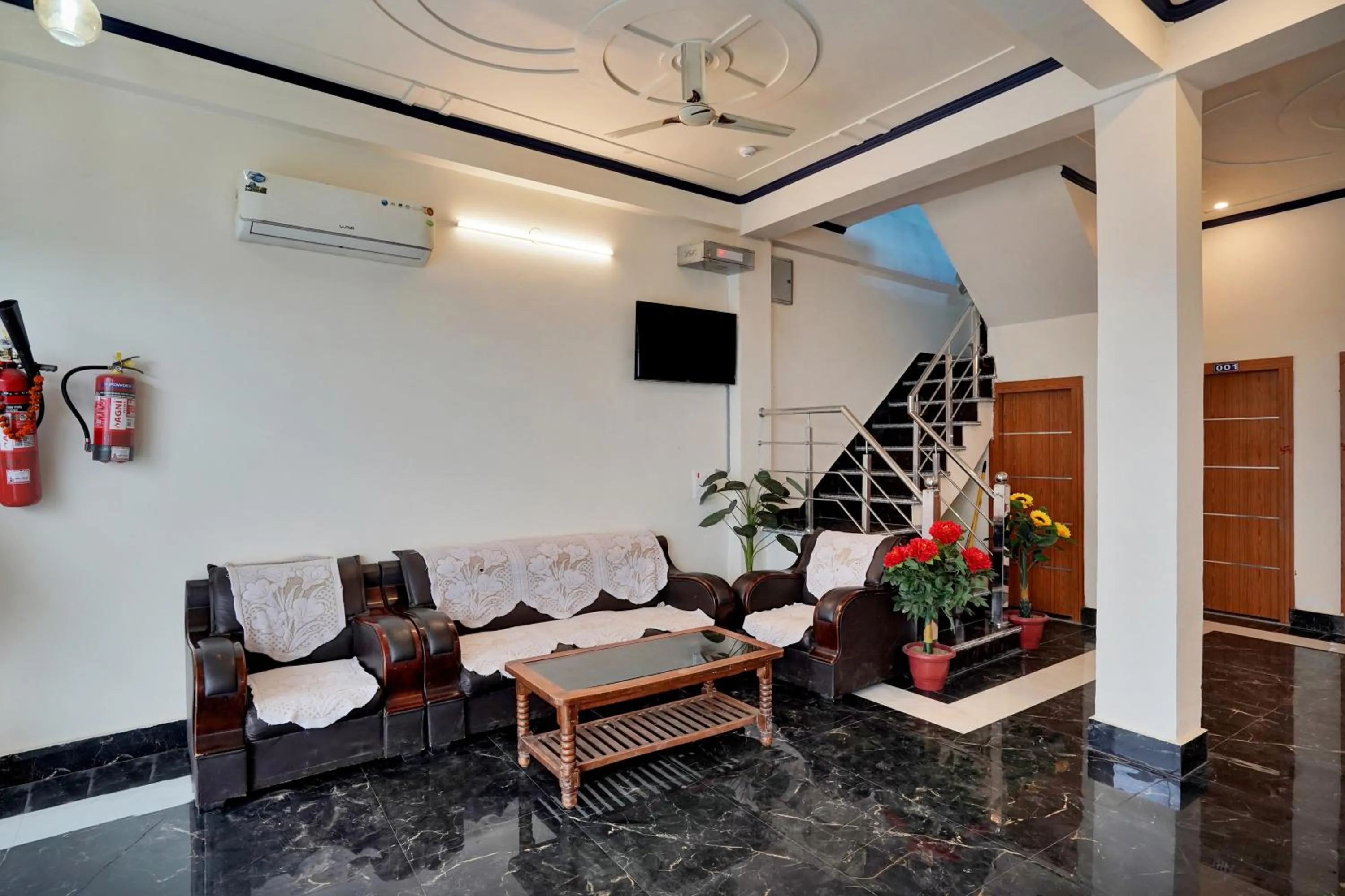 Lobby or reception in Collection O Trihans Mantion Hotel