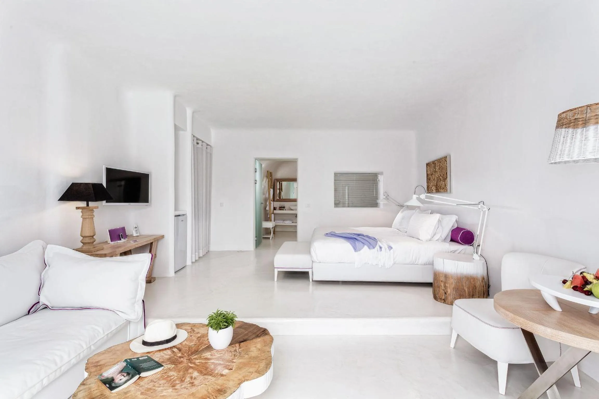 Photo of the whole room, Bed in Charisma Suites