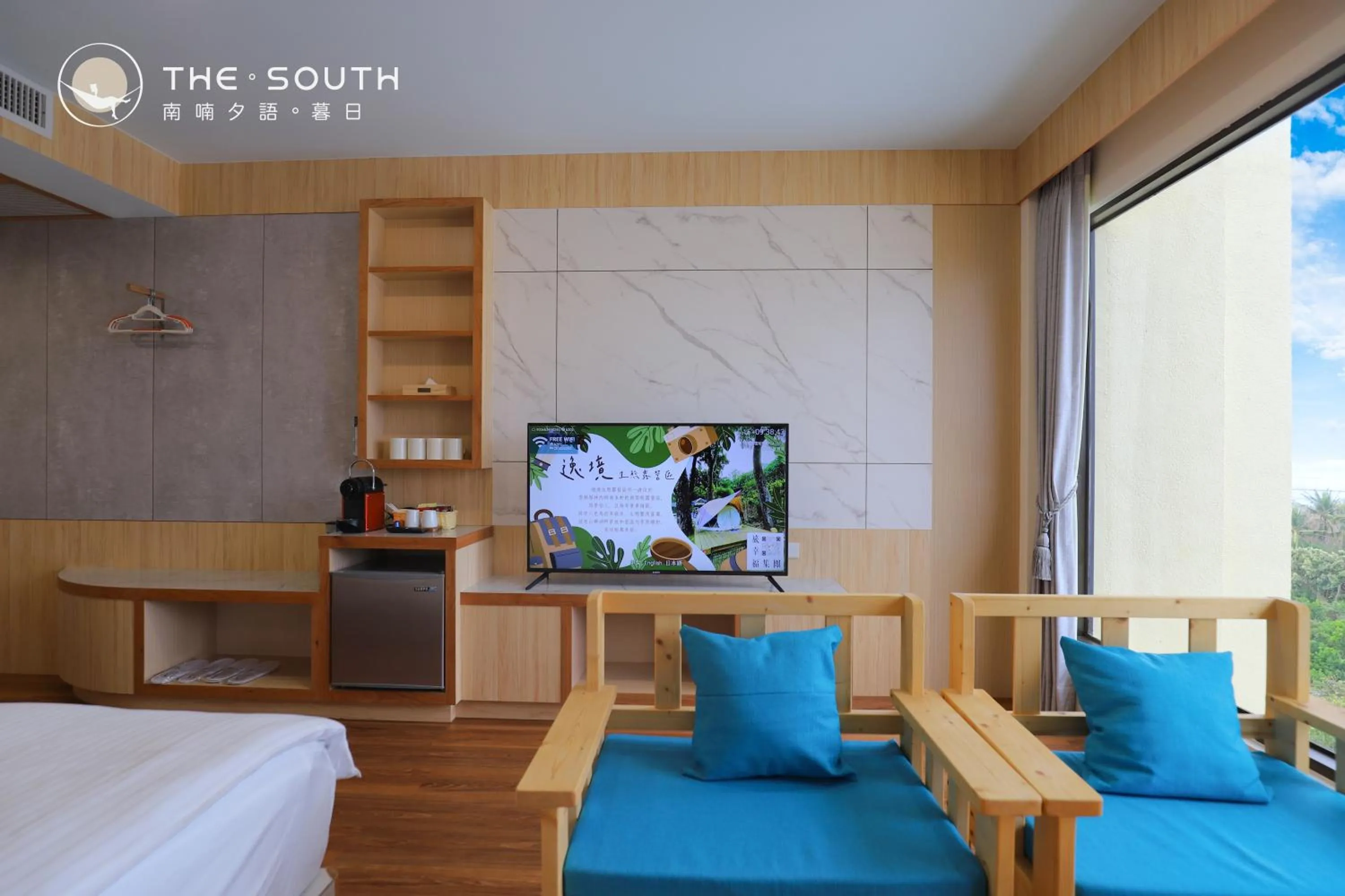 Communal lounge/ TV room, Bed in The South-Sunset