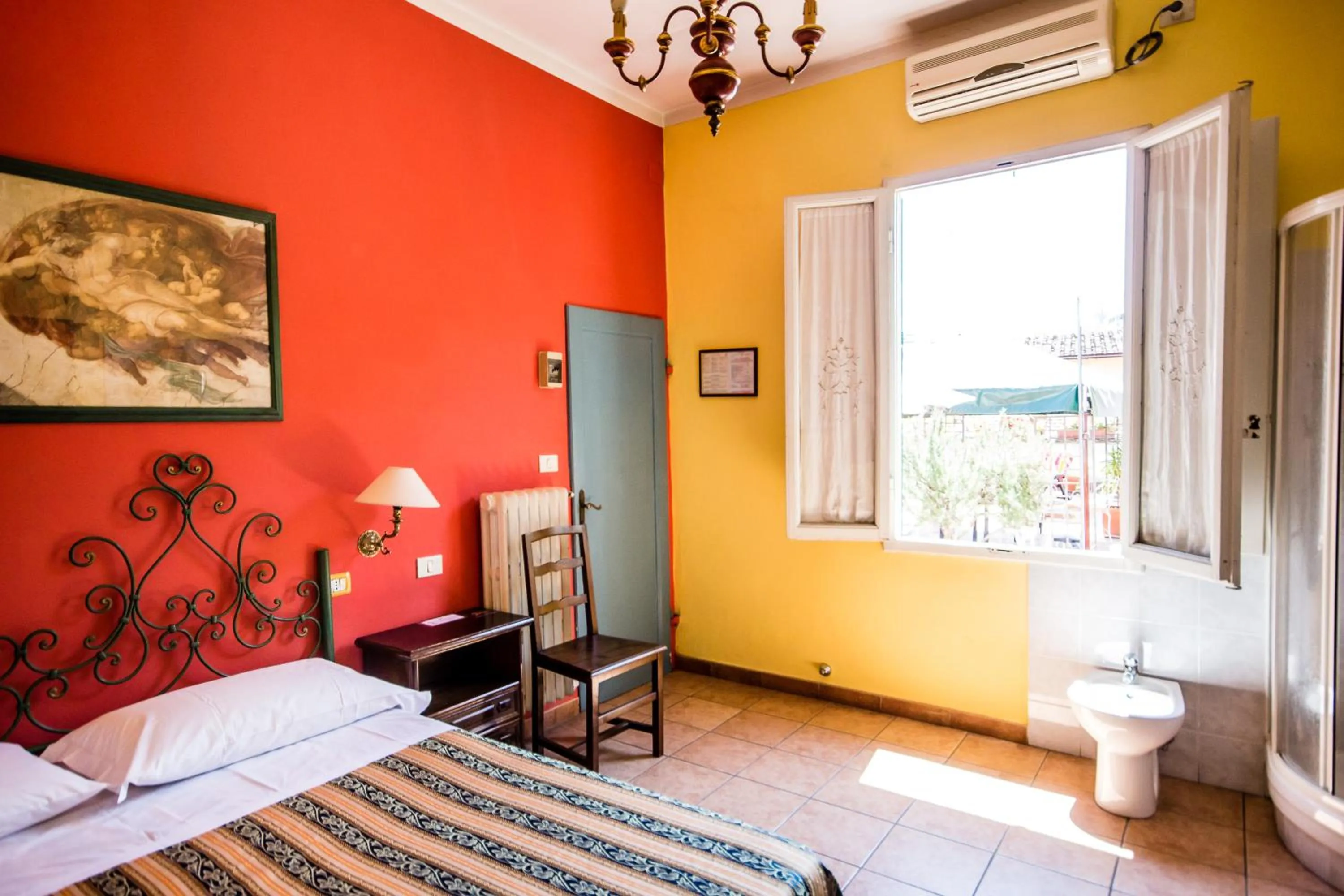 Shower, Bed in Hotel Il Bargellino