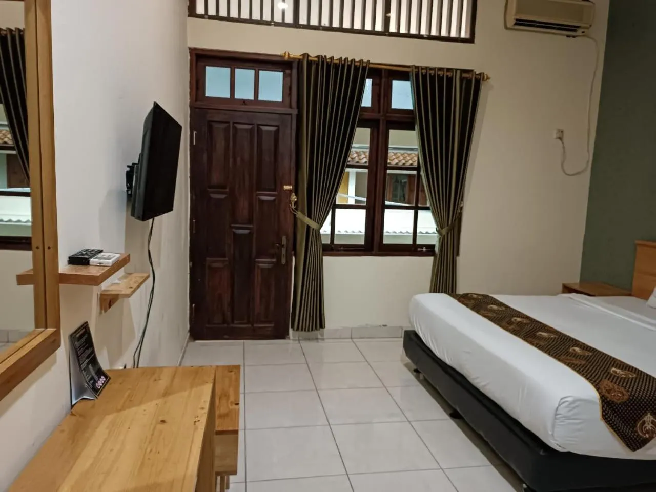 Bedroom, Bed in Shafira Hotel Yogyakarta