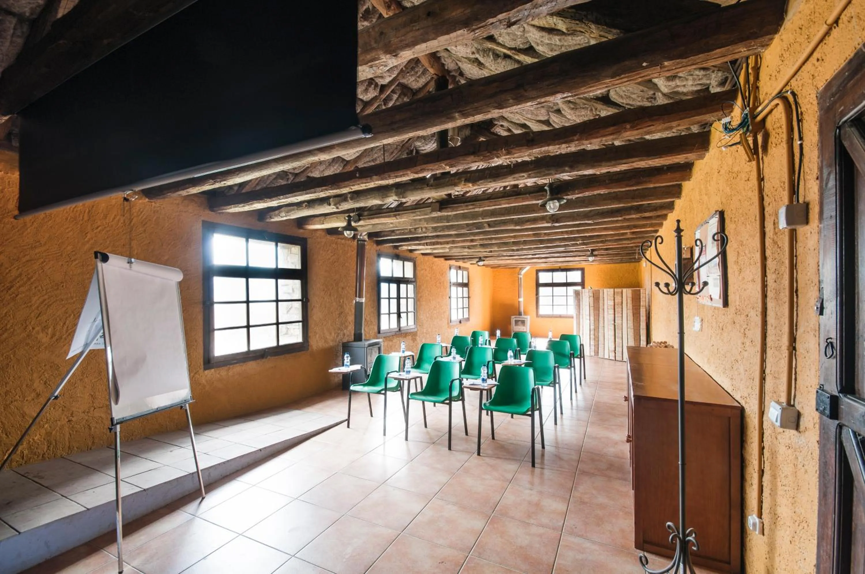 Business facilities in La Borda de Pastores