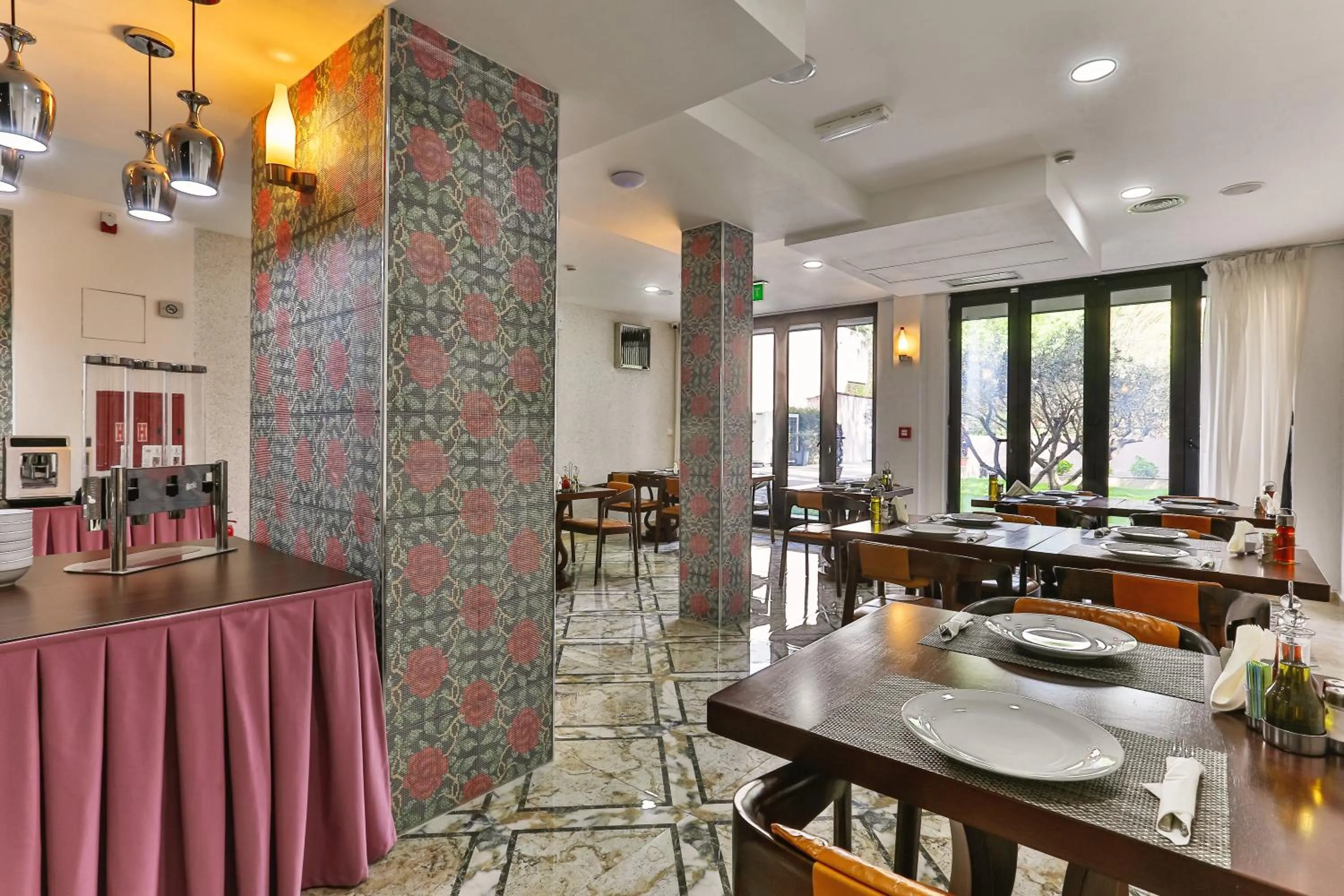 Restaurant/places to eat in Hotel Premier