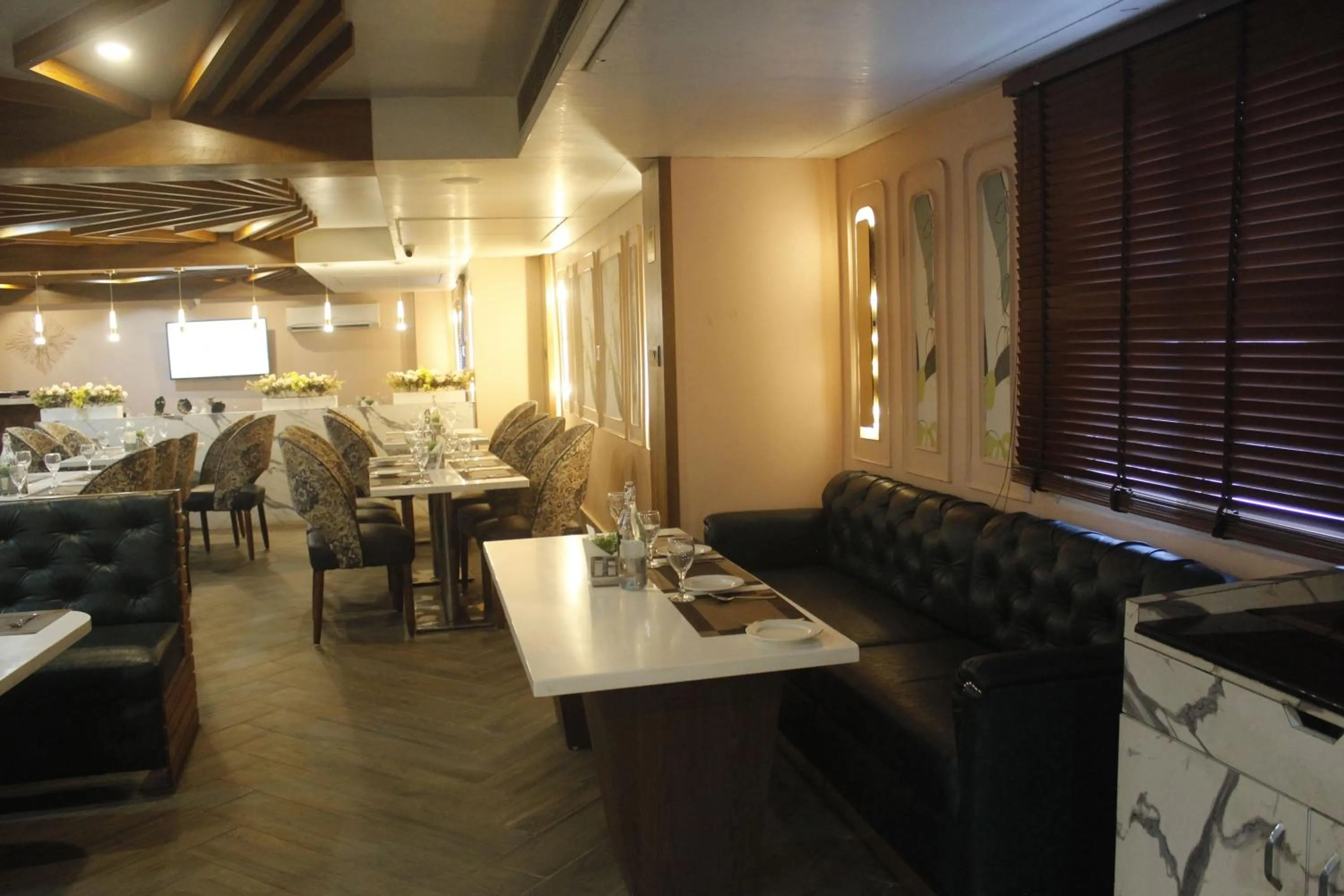 Restaurant/places to eat in LUXUS INN