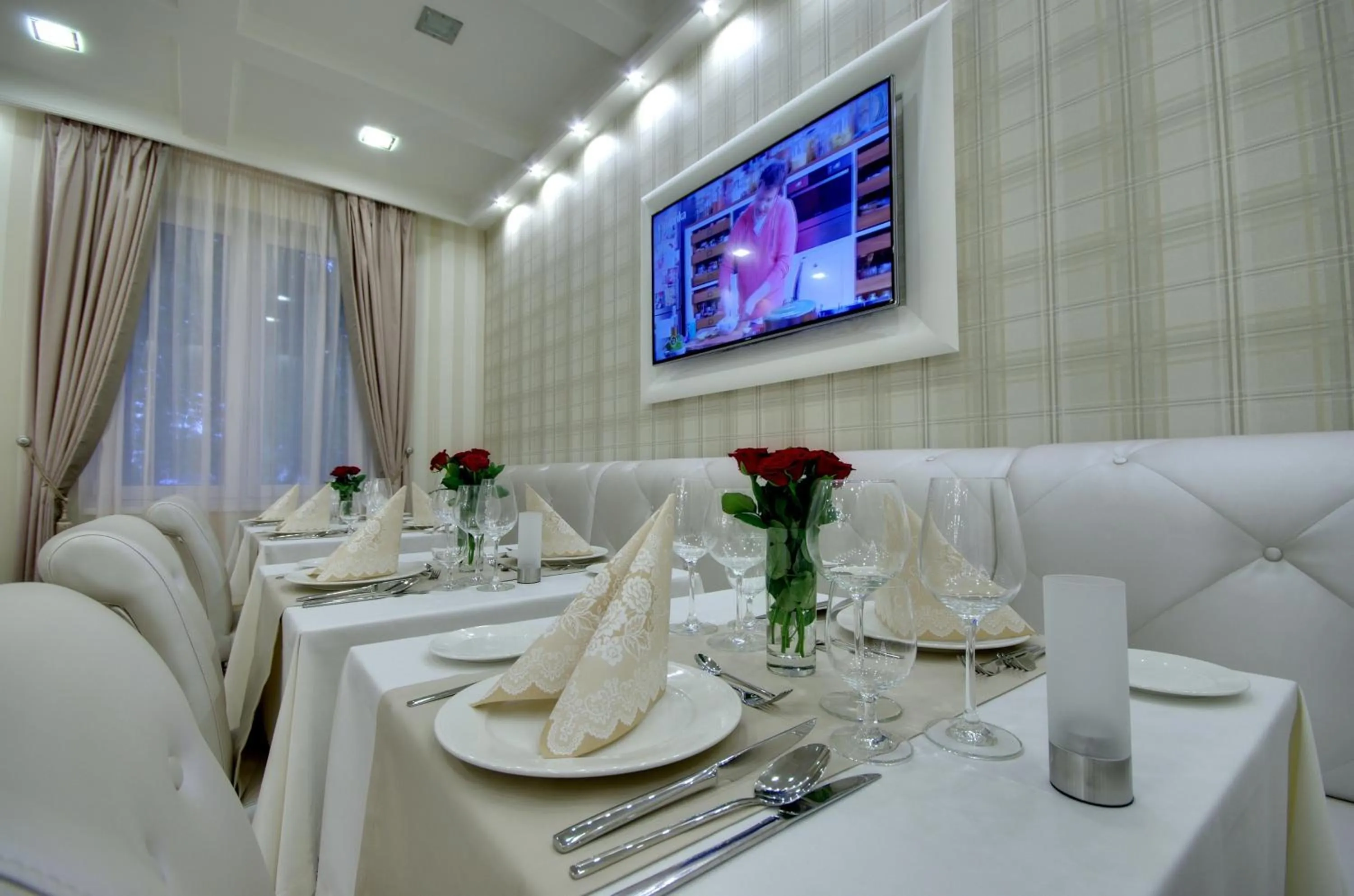 Restaurant/places to eat in Arcanum Hotel