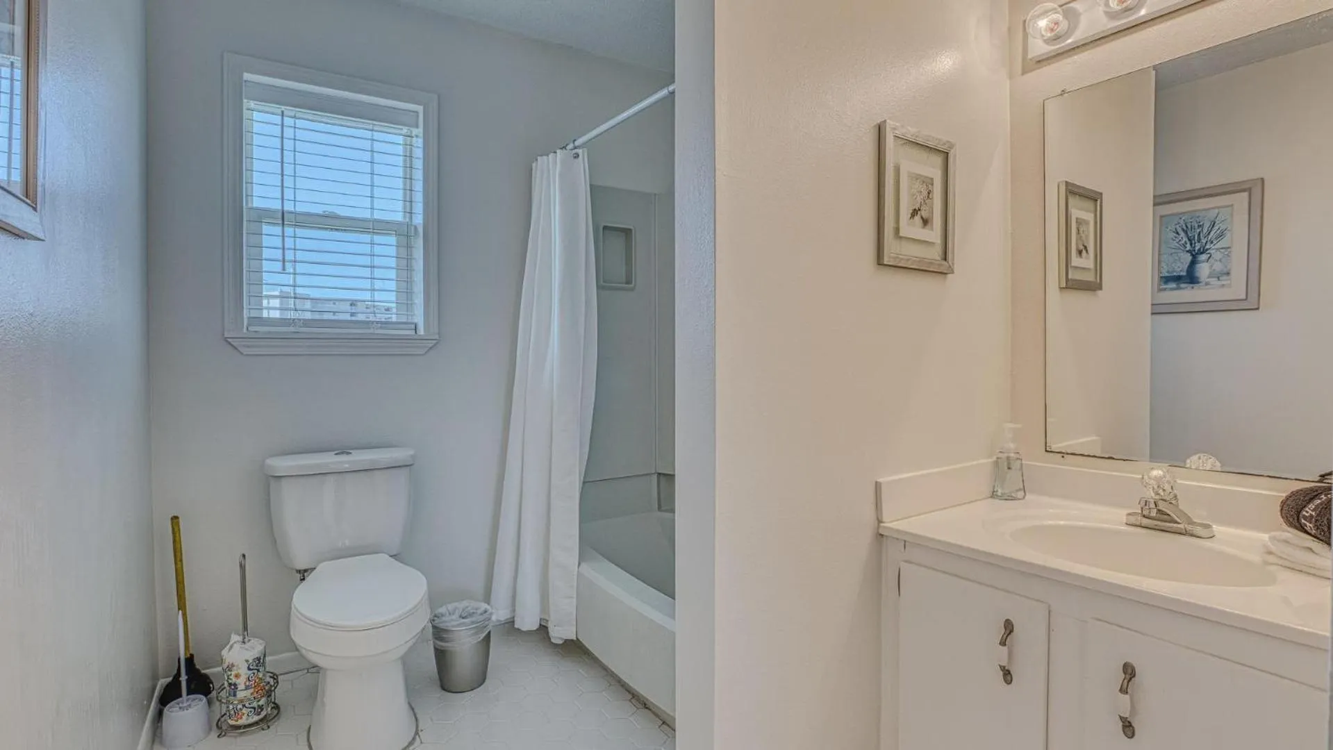 The Back Porch - Is a relaxing 4 bedroom 3 bathroom House on Holiday Isle