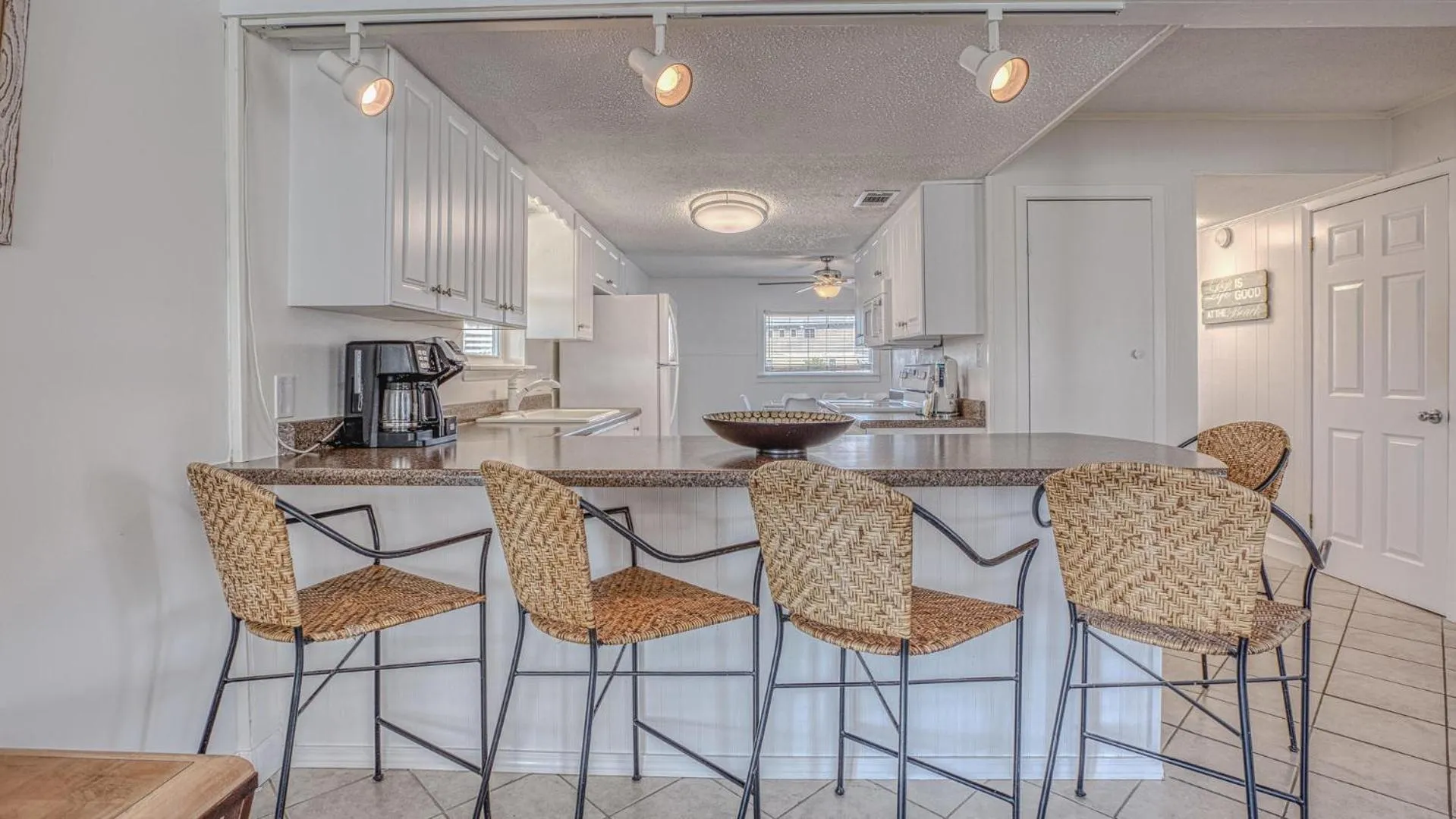 The Back Porch - Is a relaxing 4 bedroom 3 bathroom House on Holiday Isle