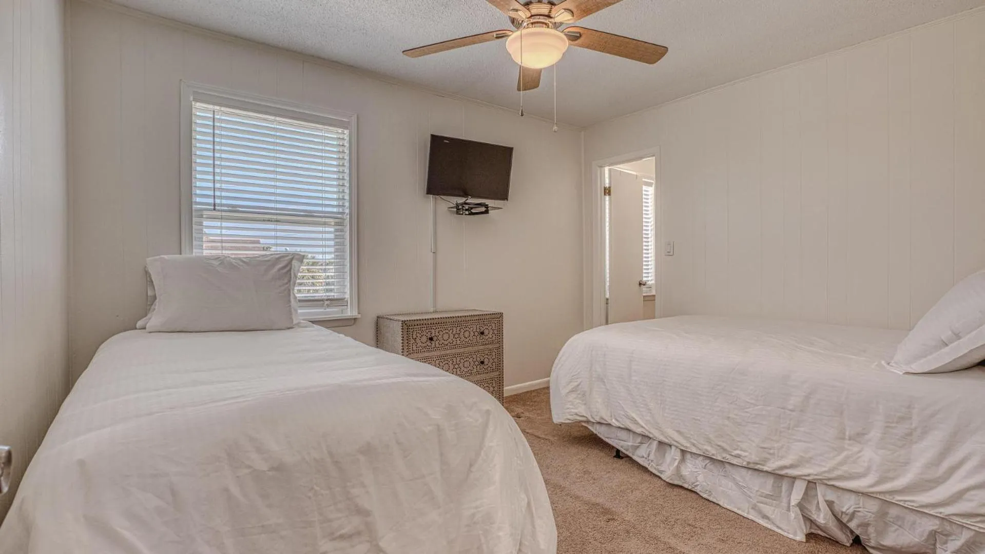 Bed in The Back Porch - Is a relaxing 4 bedroom 3 bathroom House on Holiday Isle