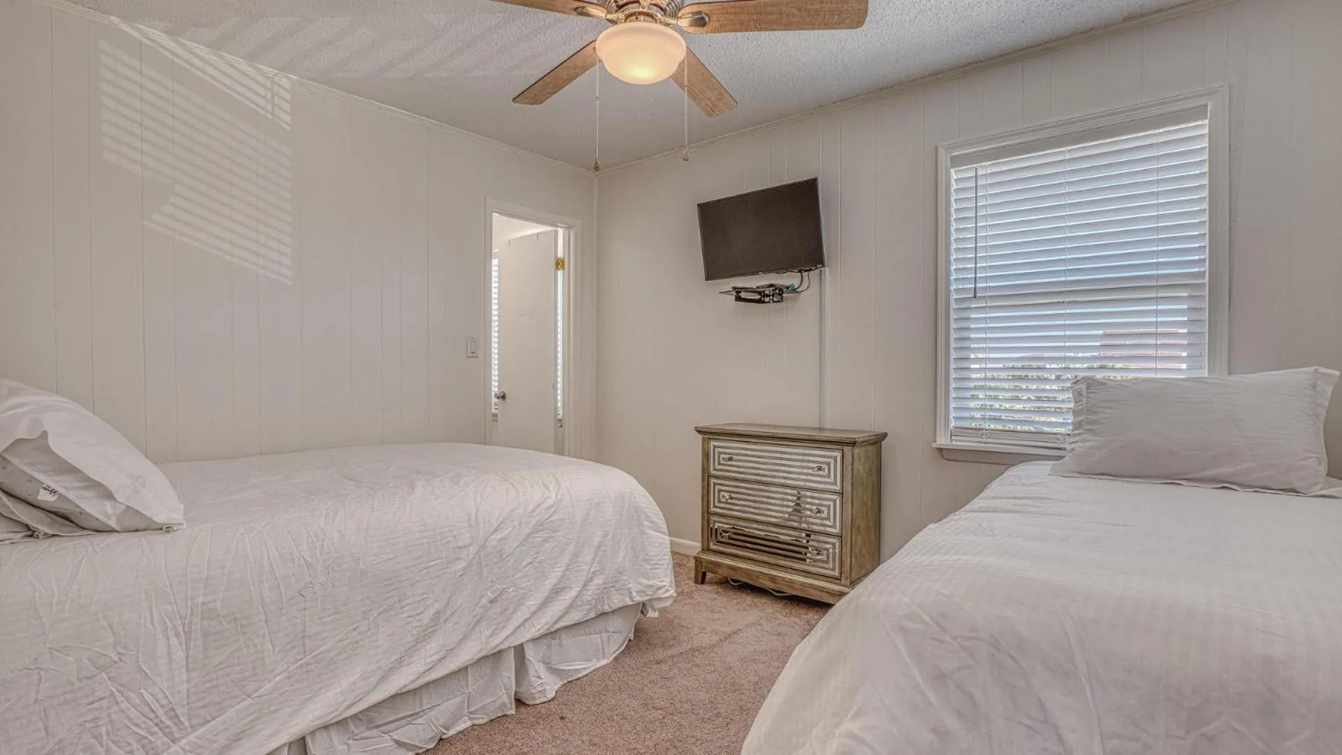 Bed in The Back Porch - Is a relaxing 4 bedroom 3 bathroom House on Holiday Isle