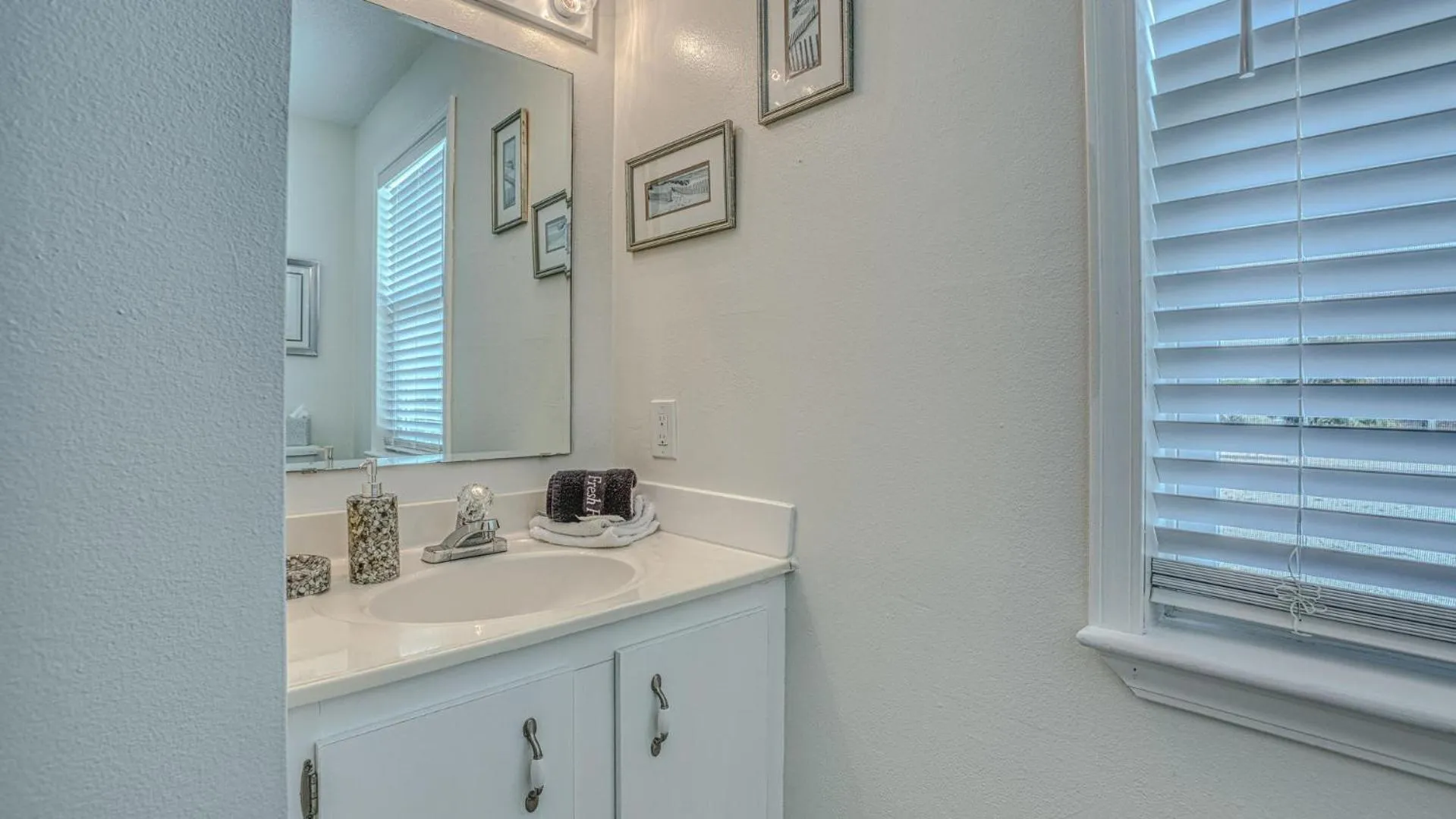 The Back Porch - Is a relaxing 4 bedroom 3 bathroom House on Holiday Isle