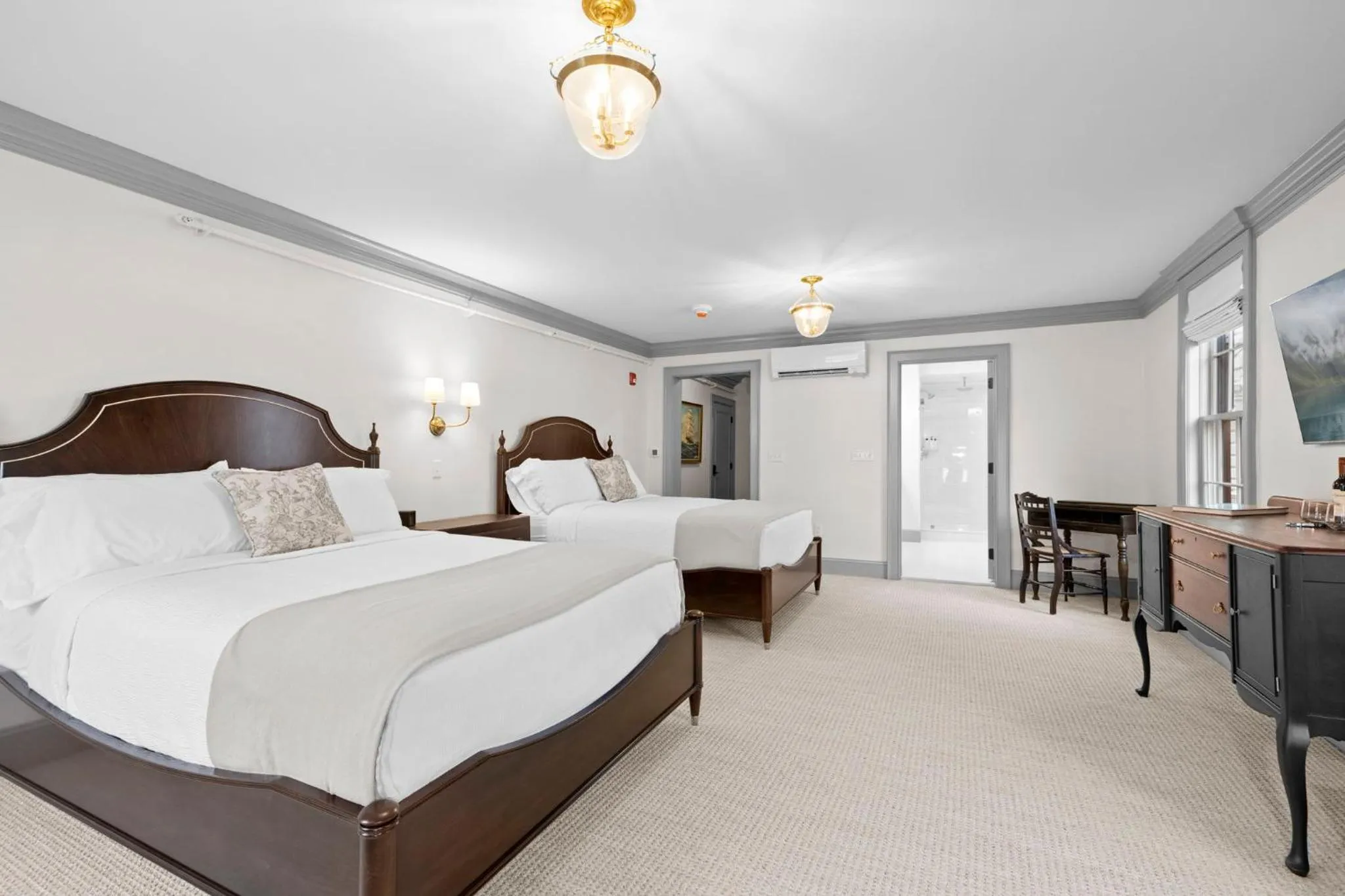 Photo of the whole room, Bed in The Davenport Inn