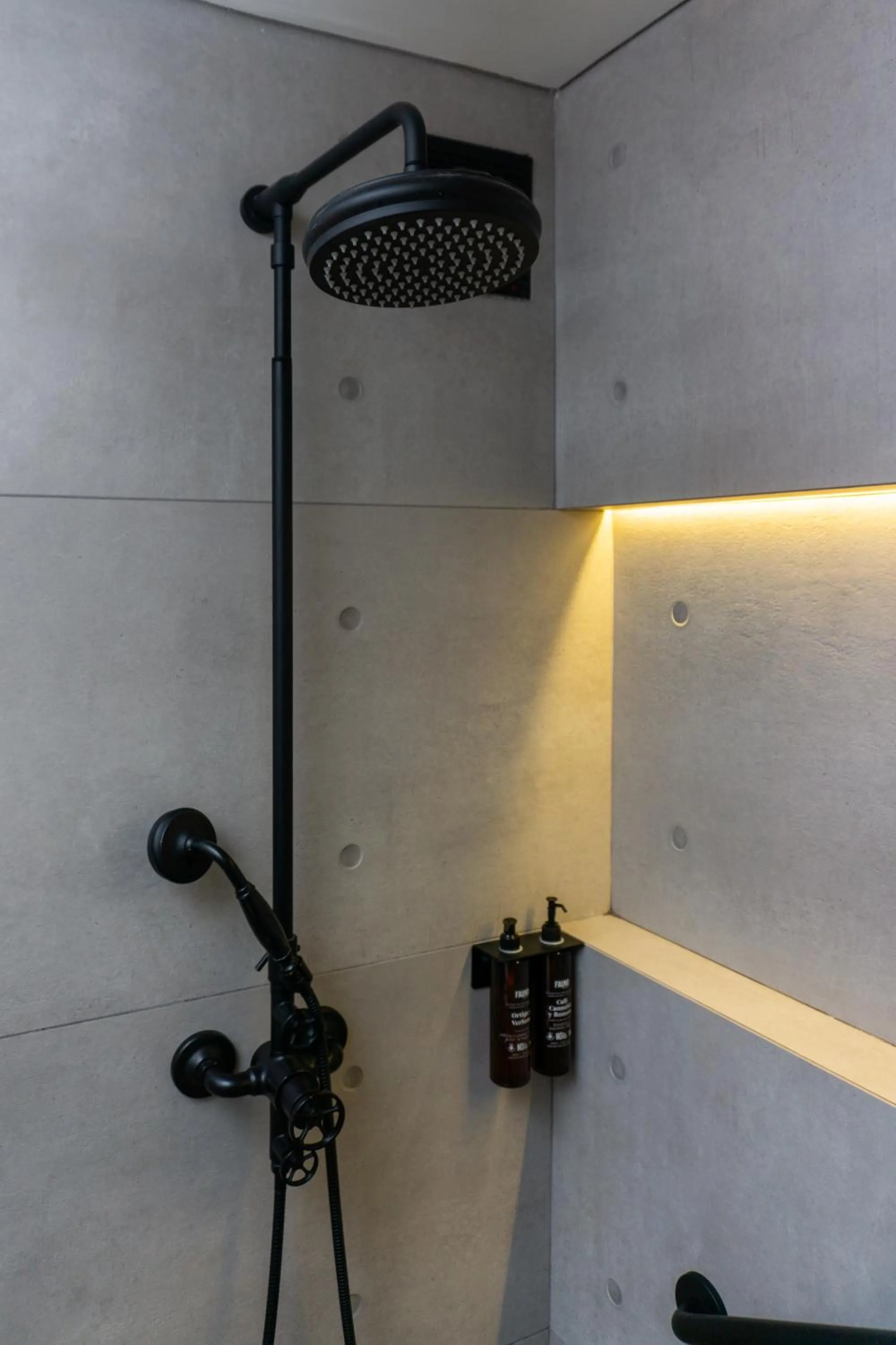 Shower in Hotel Black Tower Premium