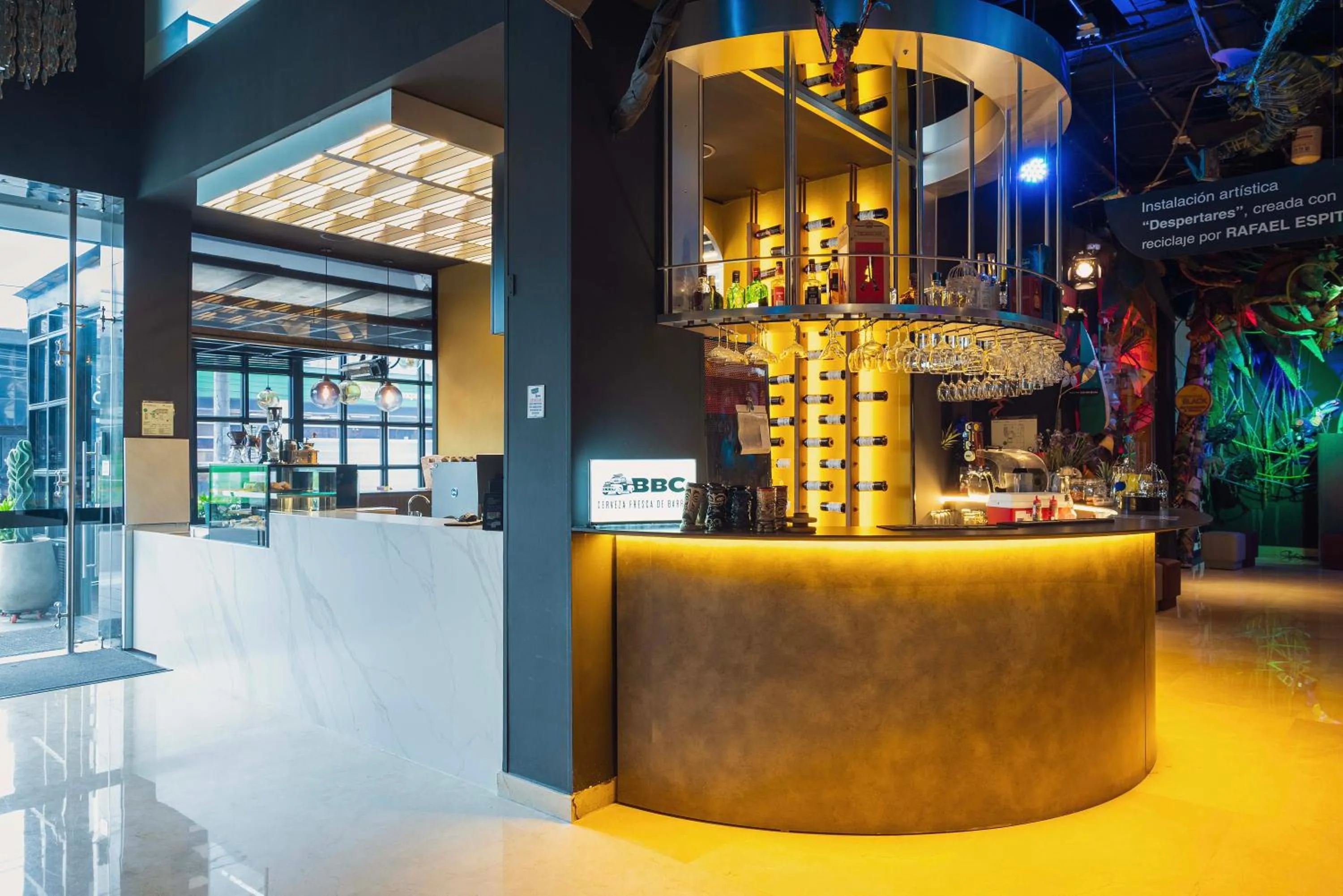 Restaurant/places to eat in Hotel Black Tower Premium