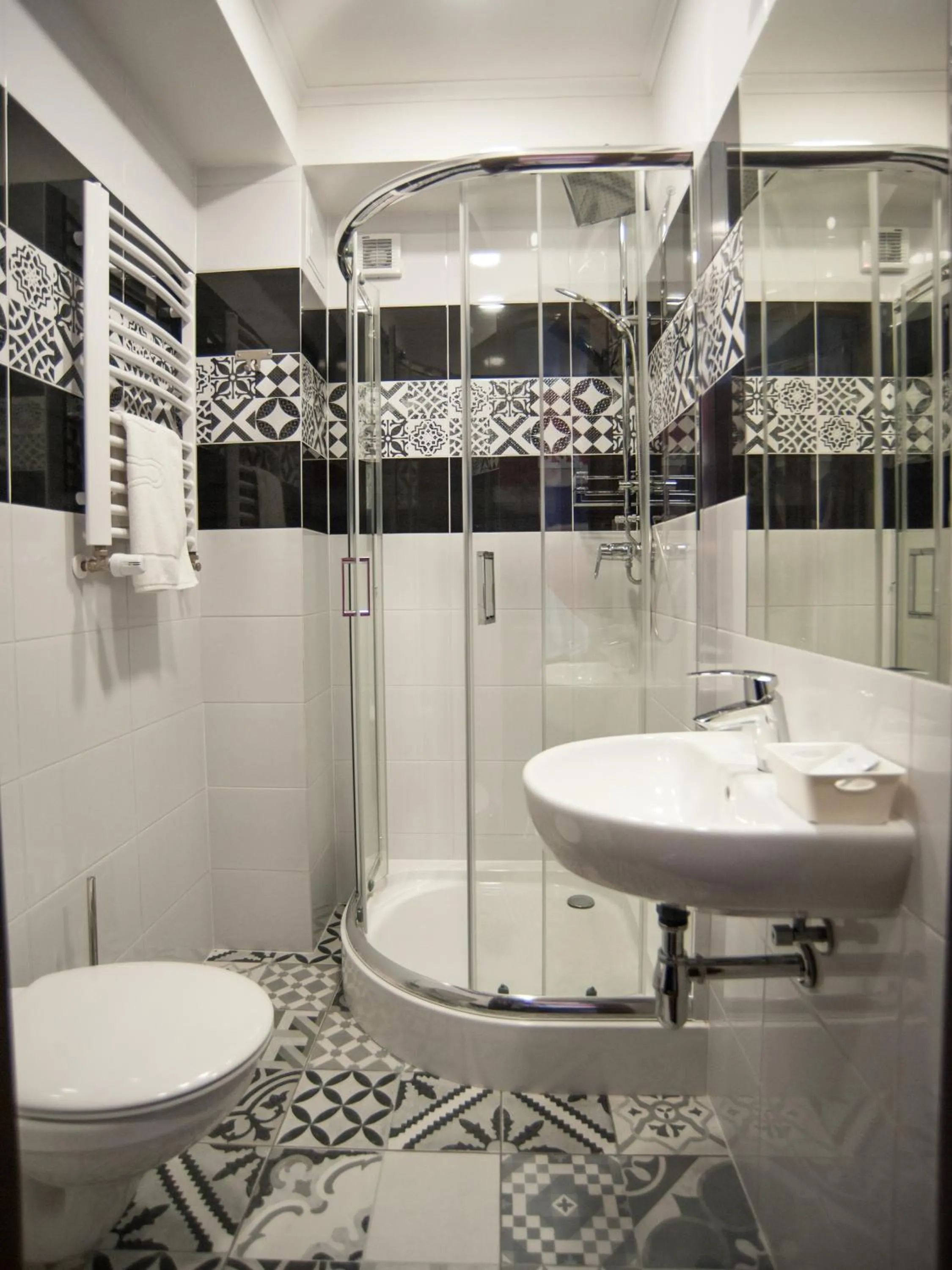 Shower in World Hostel - Old Town