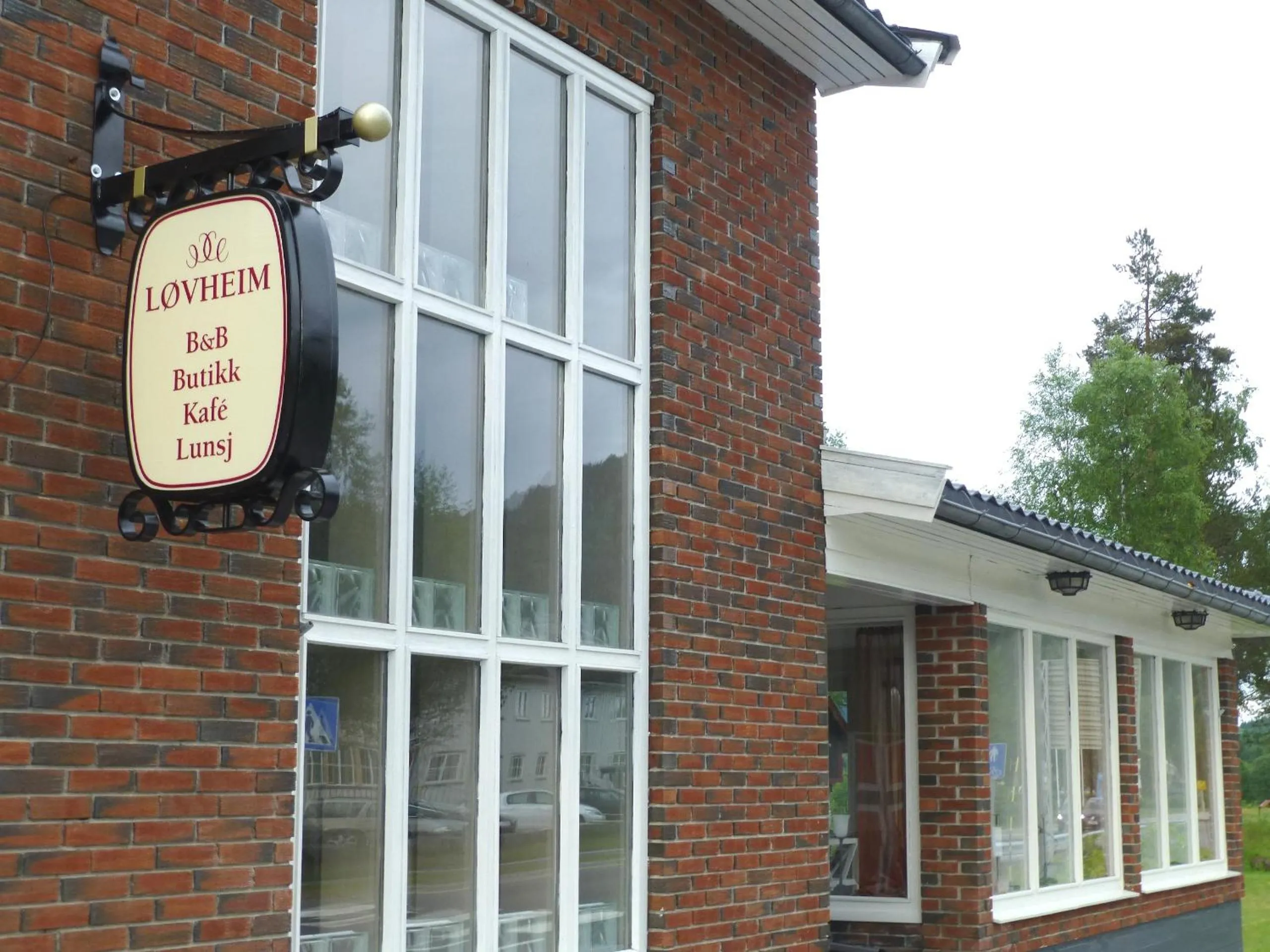 Property logo or sign in Løvheim Gjestehus