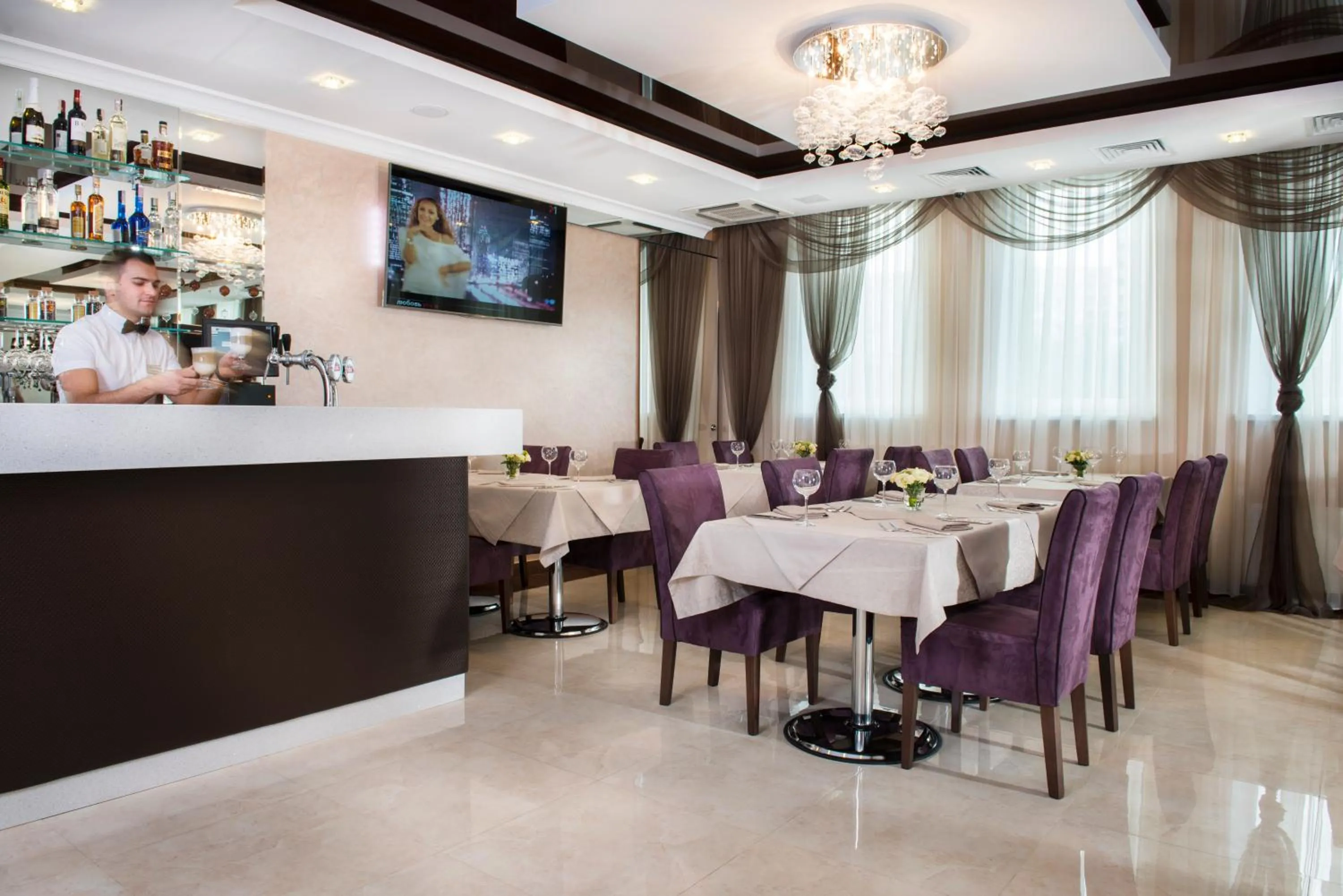 Communal lounge/ TV room in BonApart Hotel by UHM