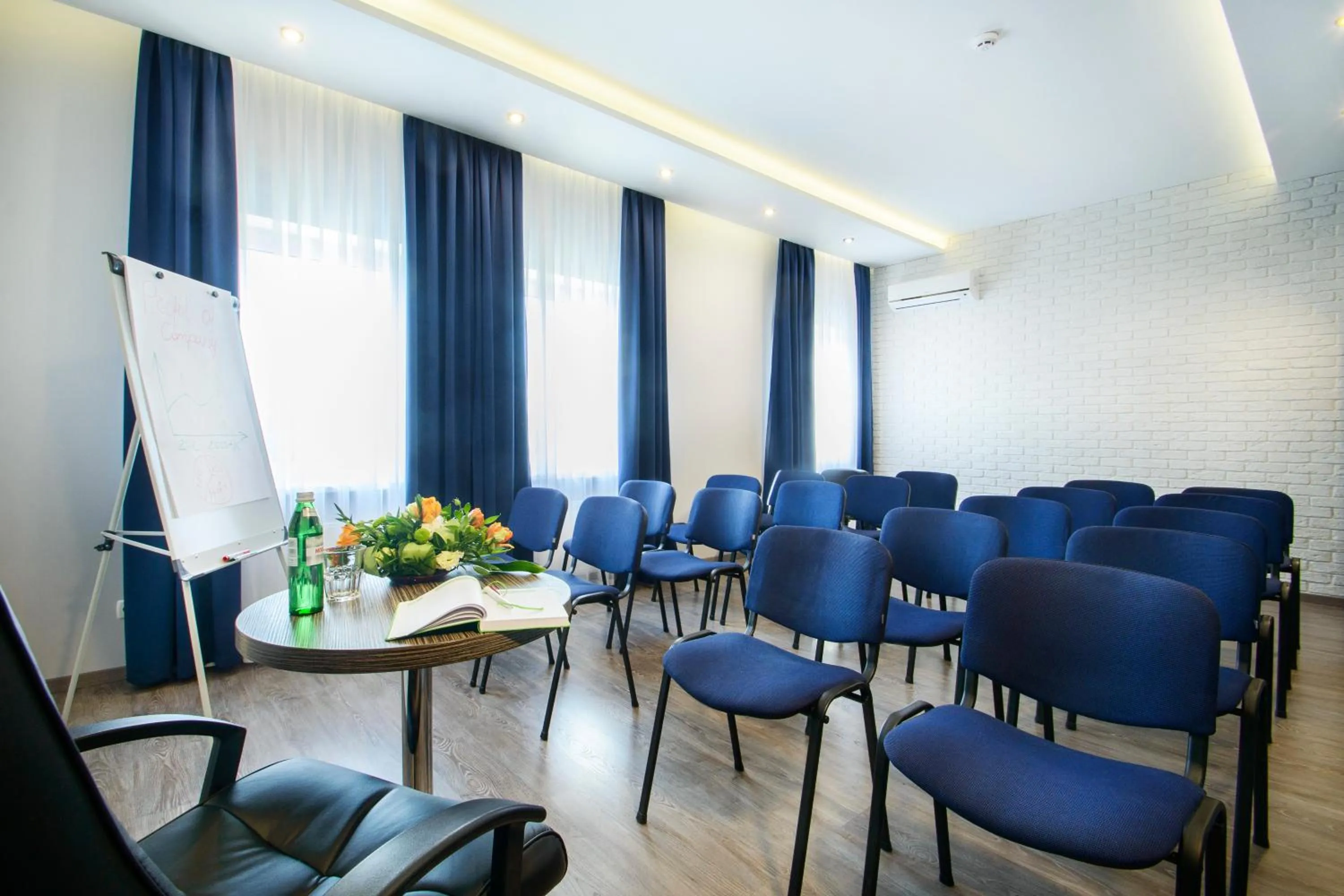 Meeting/conference room in BonApart Hotel by UHM