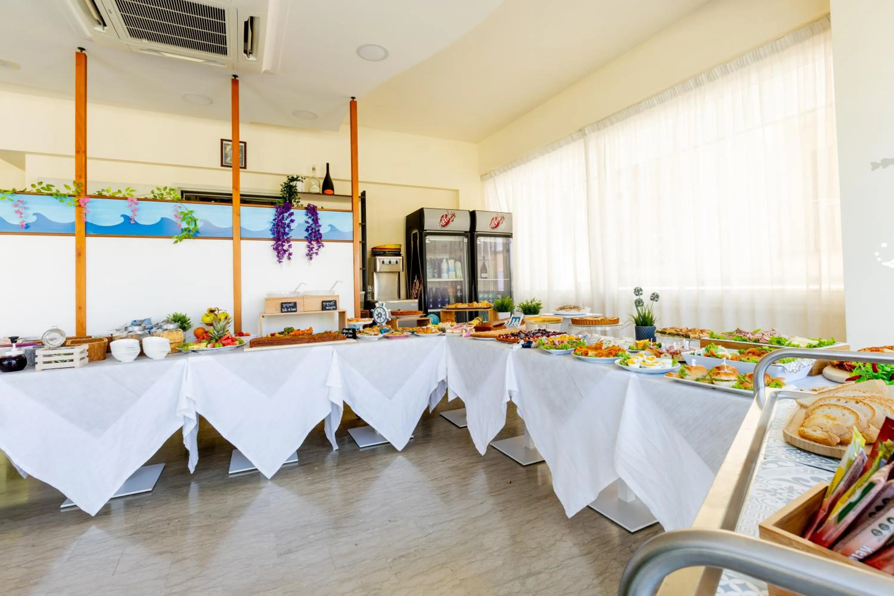 Restaurant/places to eat in Hotel Kim