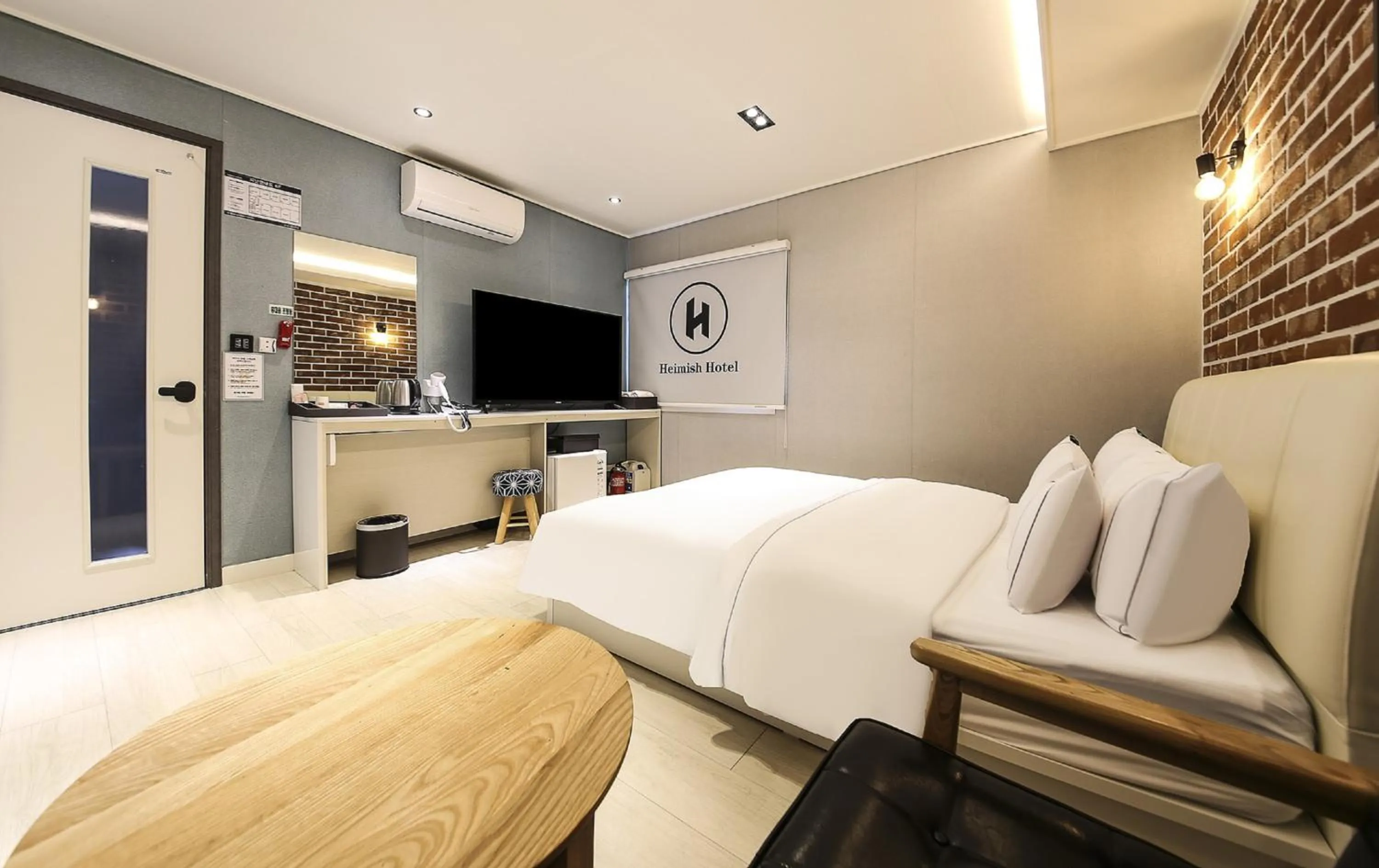 Photo of the whole room, Bed in Heimish Hotel