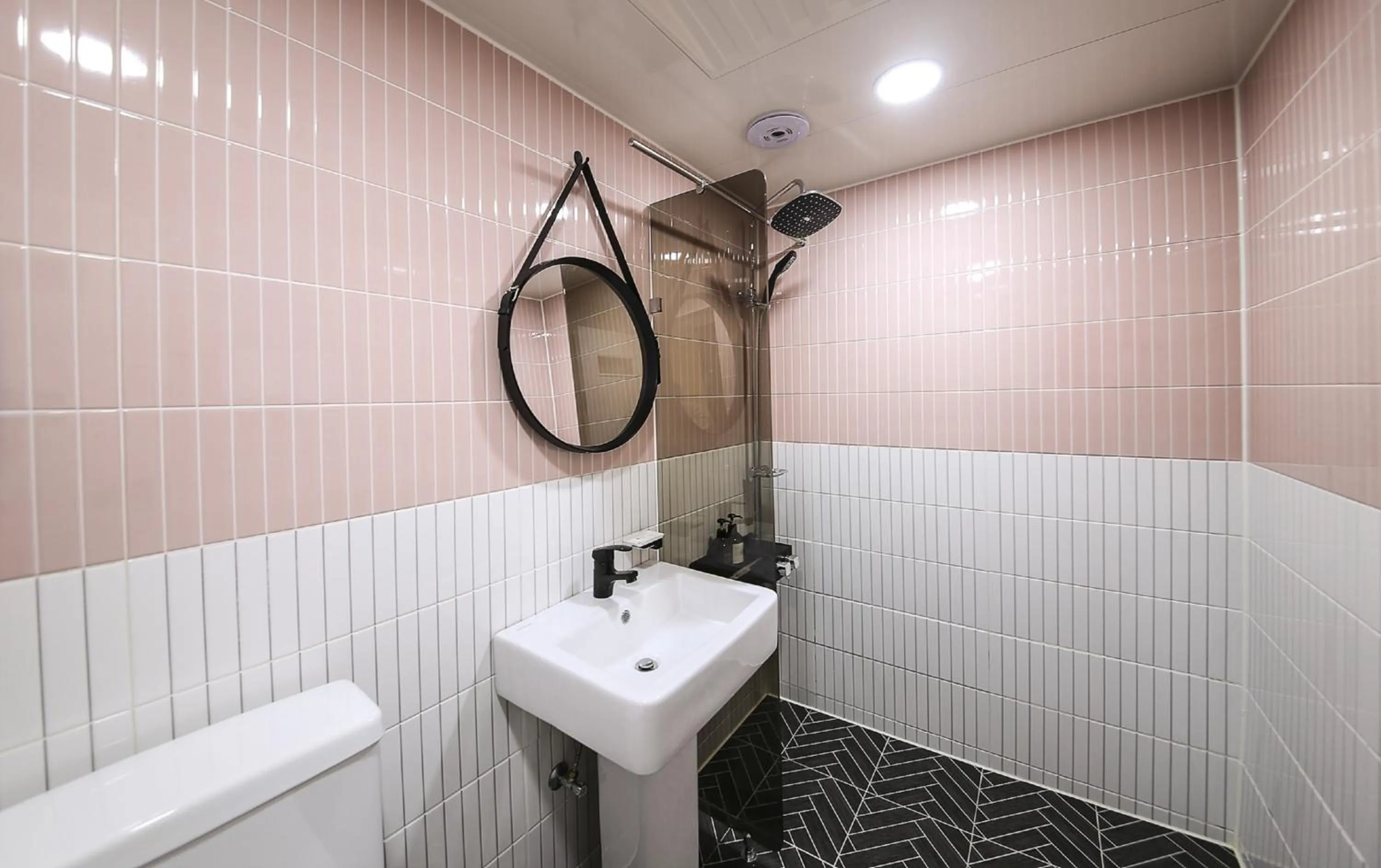 Bathroom in Heimish Hotel