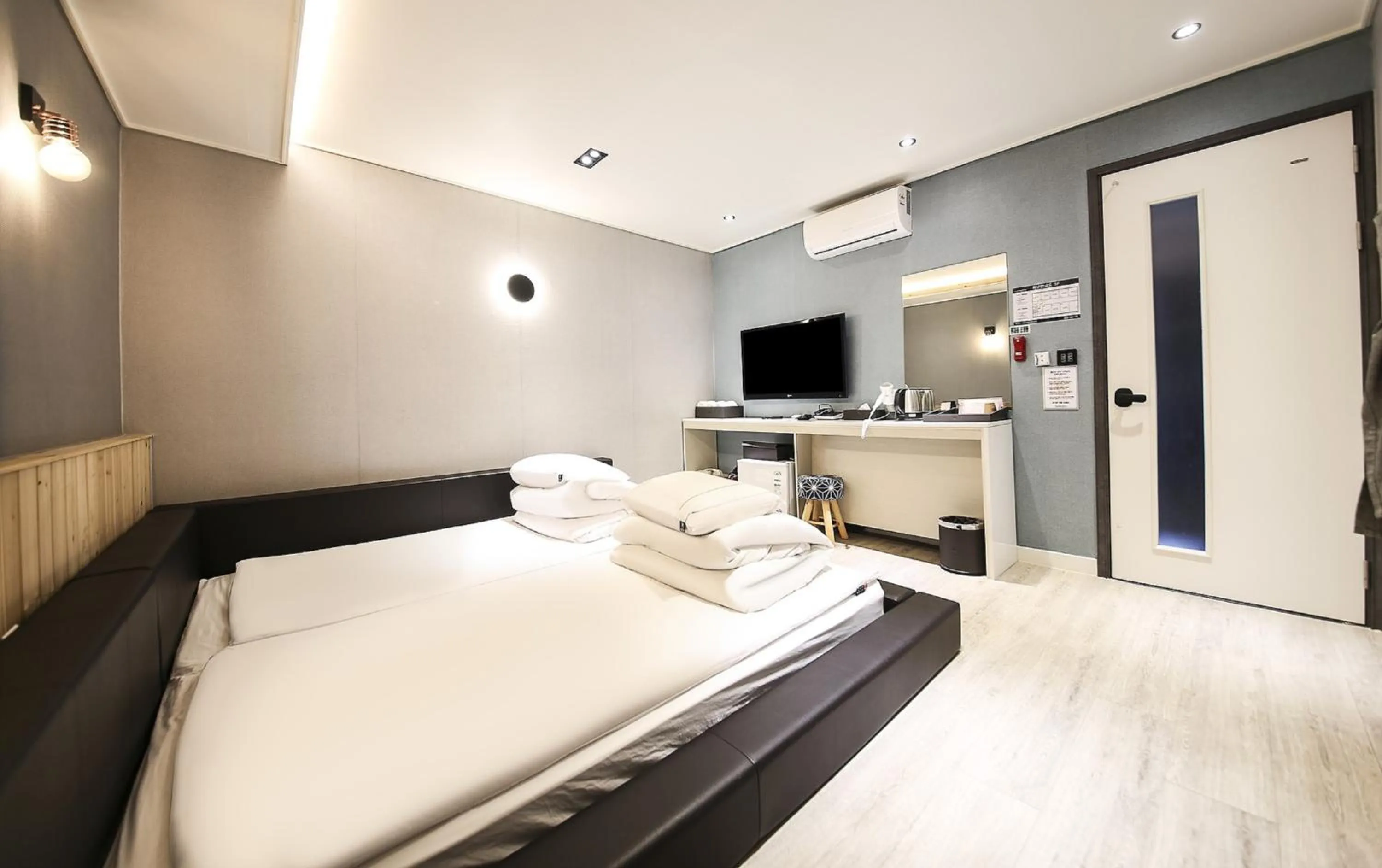 Photo of the whole room, Bed in Heimish Hotel