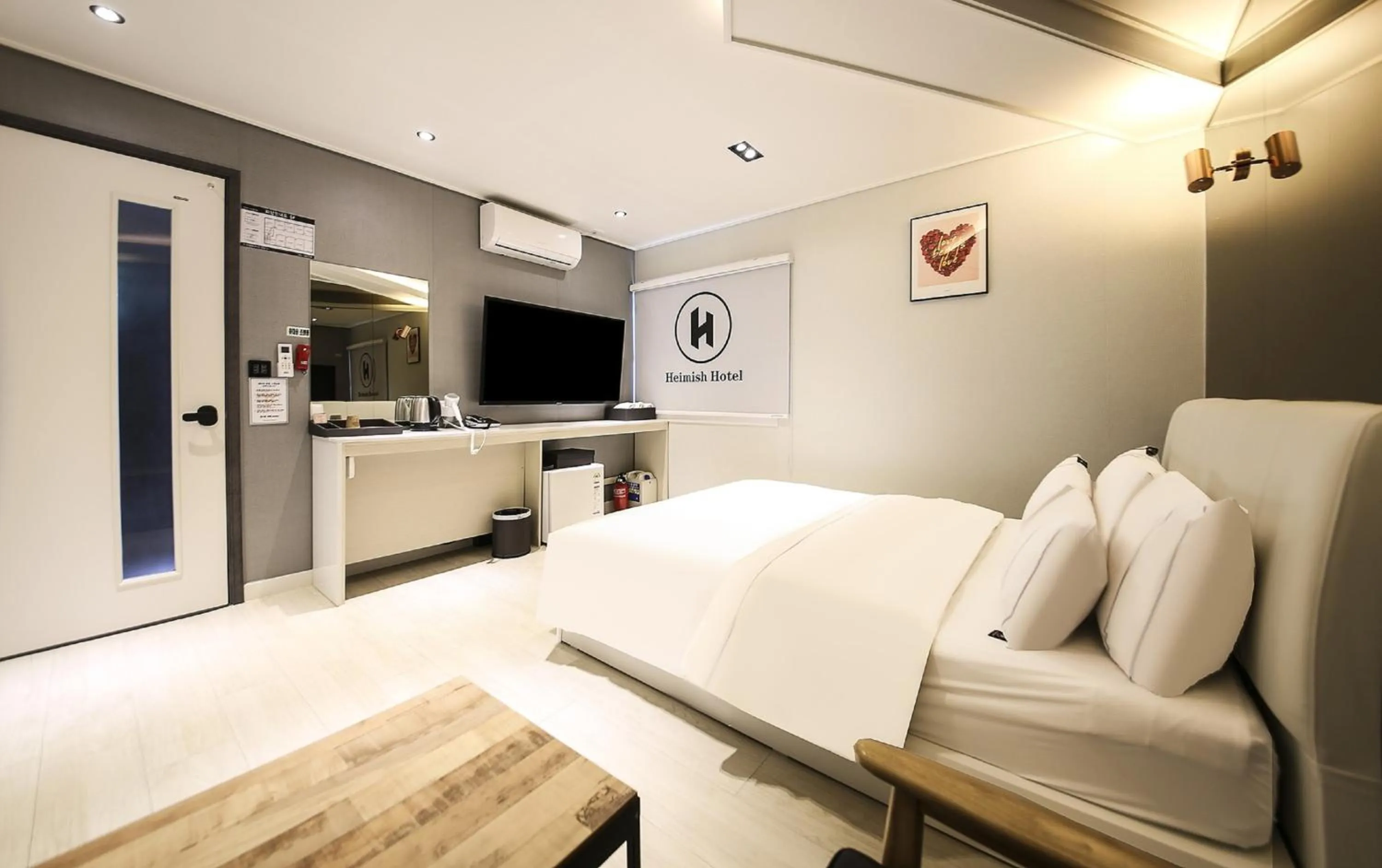 Photo of the whole room, Bed in Heimish Hotel