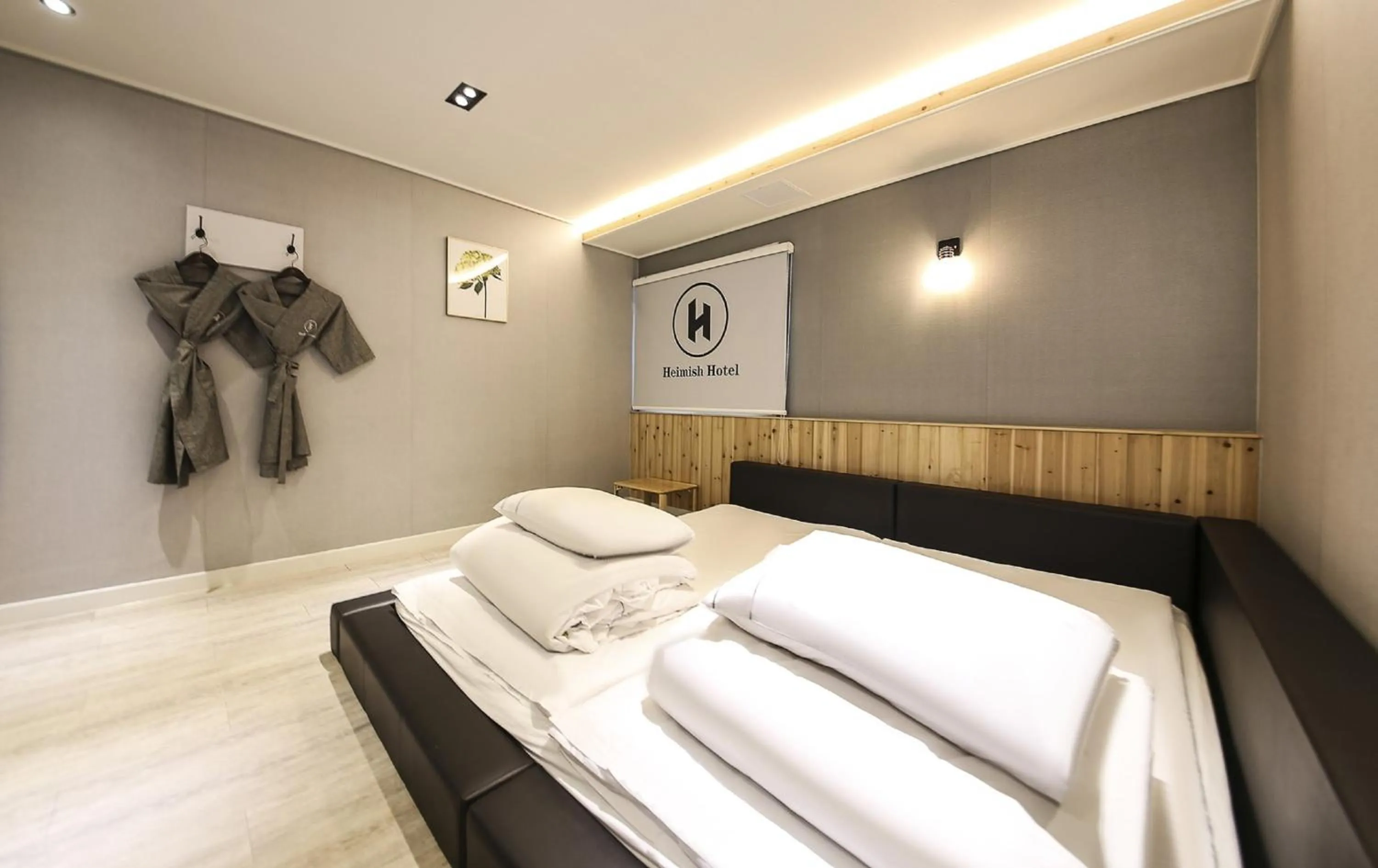 Photo of the whole room, Bed in Heimish Hotel