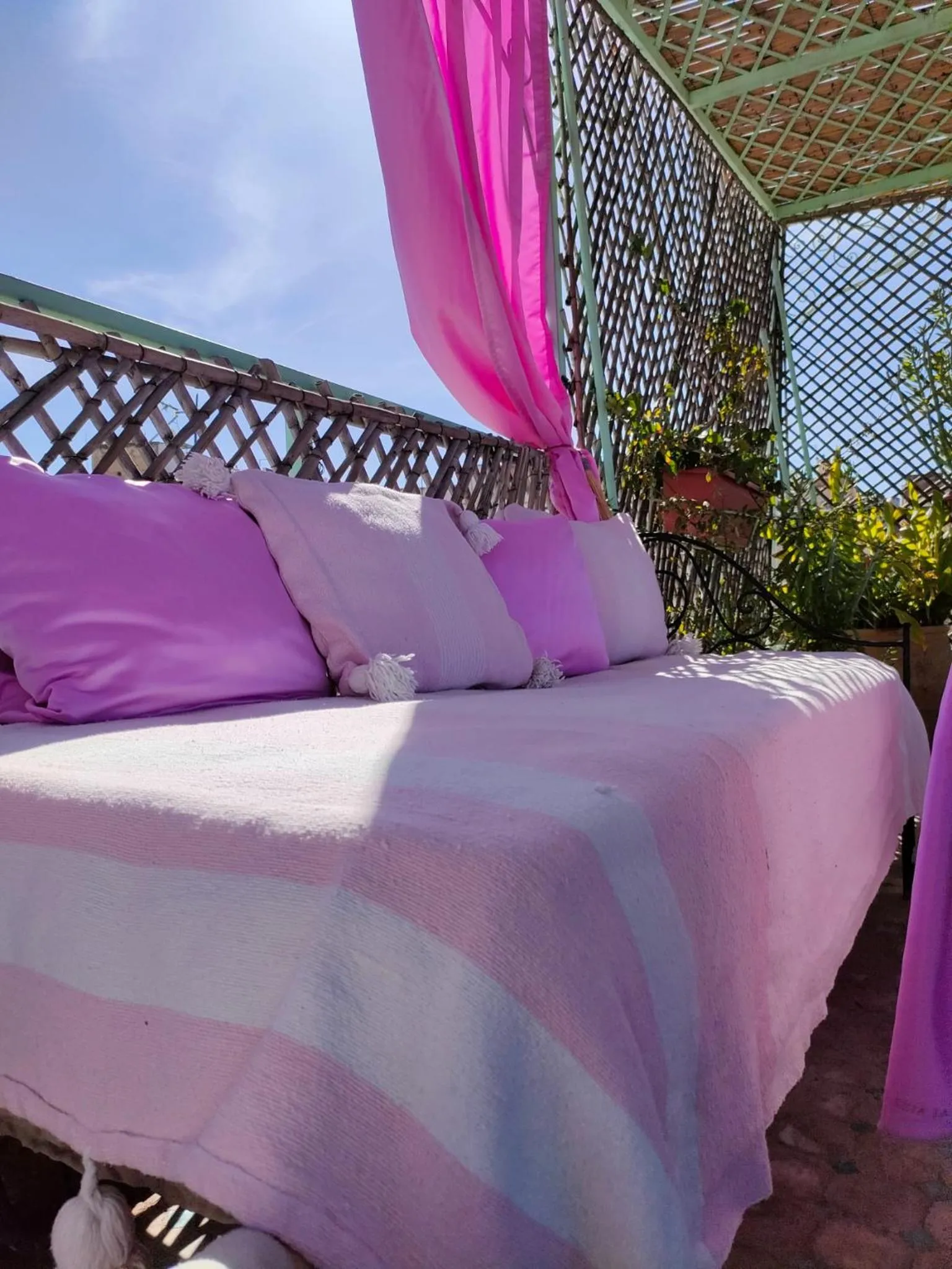 Bed in Riad Sanaa Rose