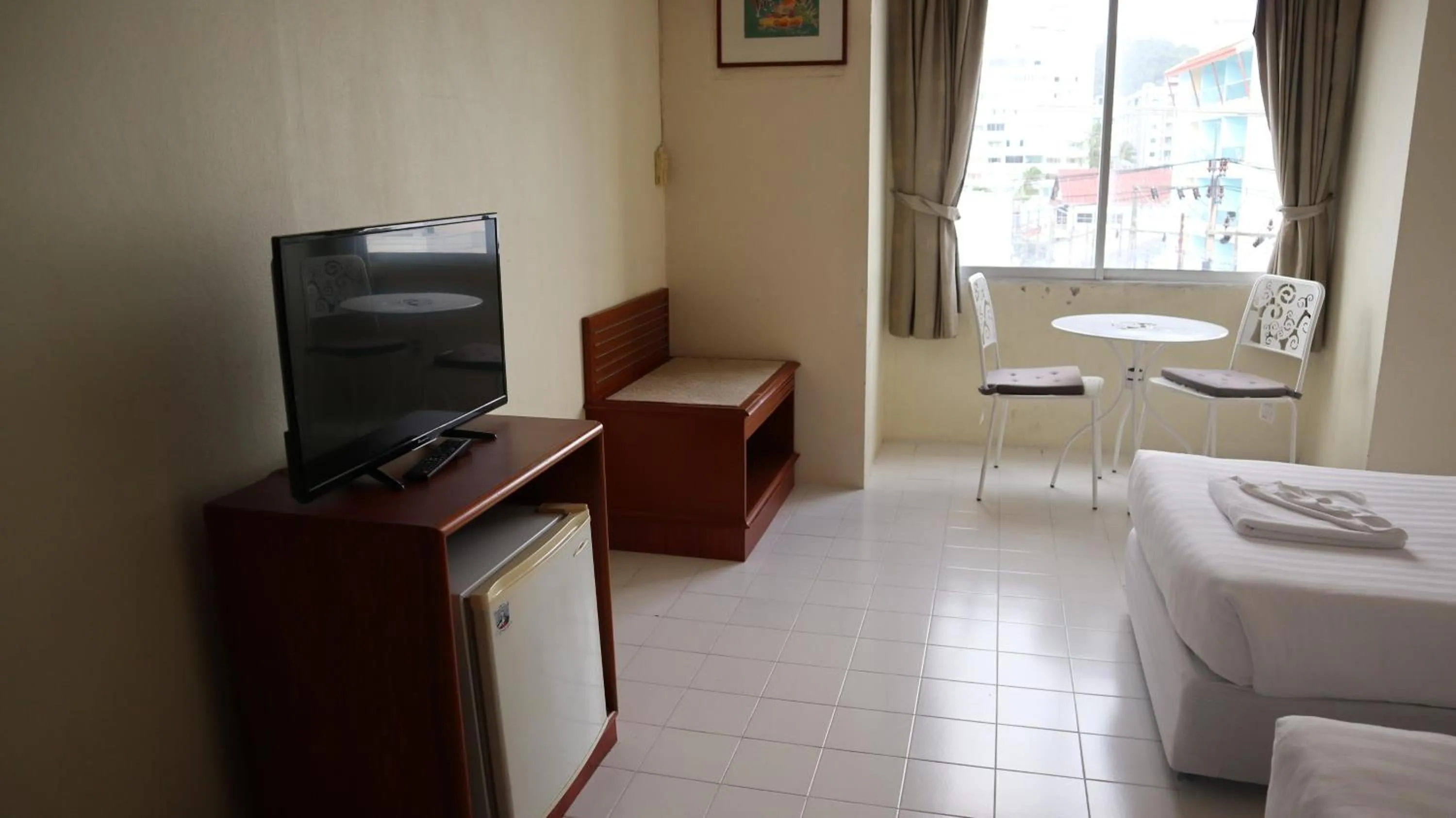 Photo of the whole room, Bed in Patong Triple P