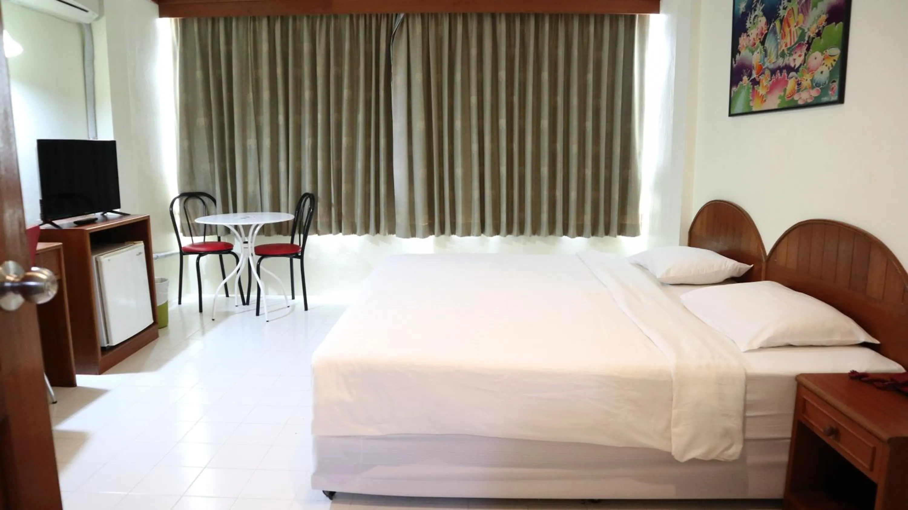 Communal lounge/ TV room, Bed in Patong Triple P