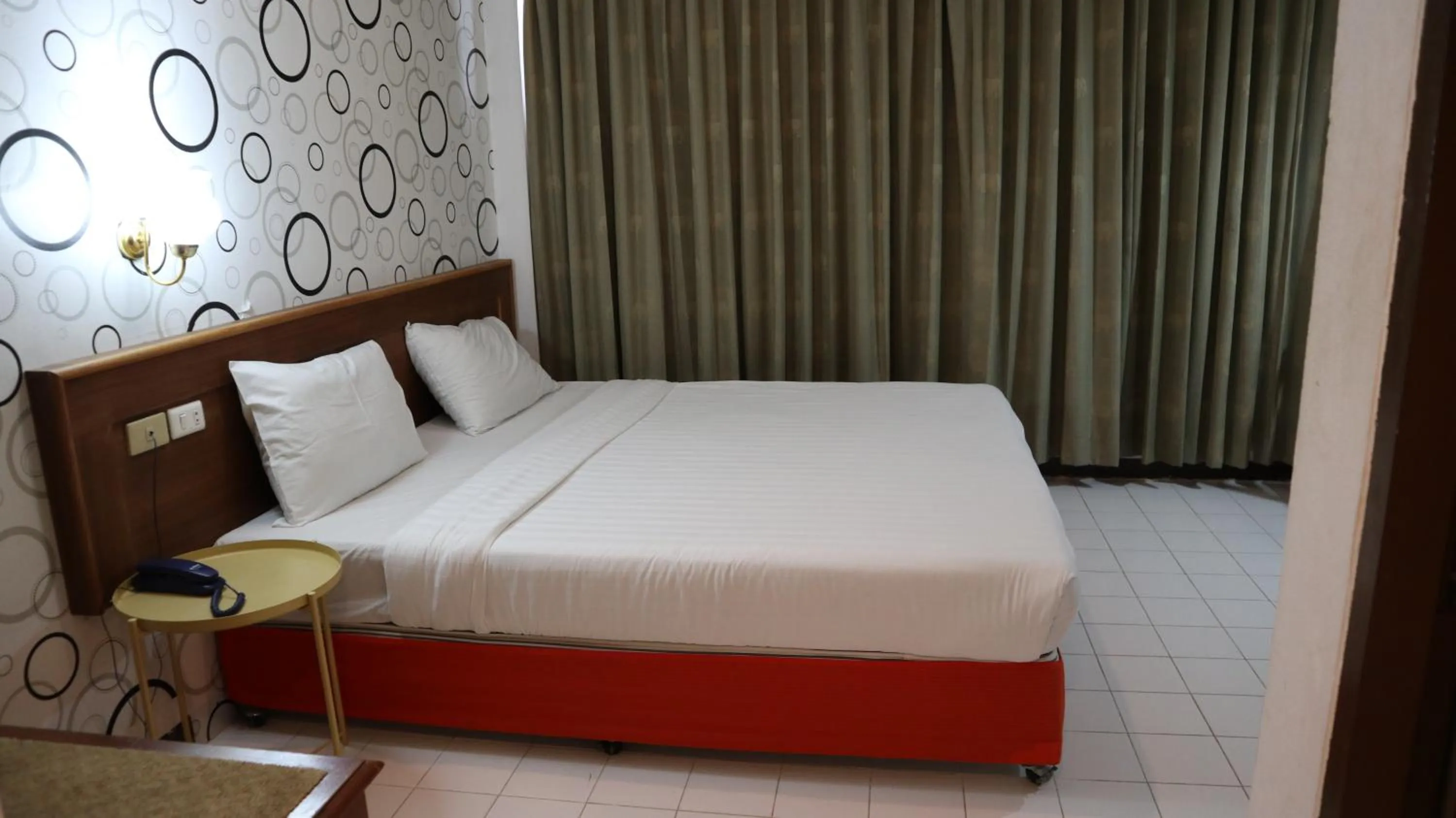 Photo of the whole room, Bed in Patong Triple P